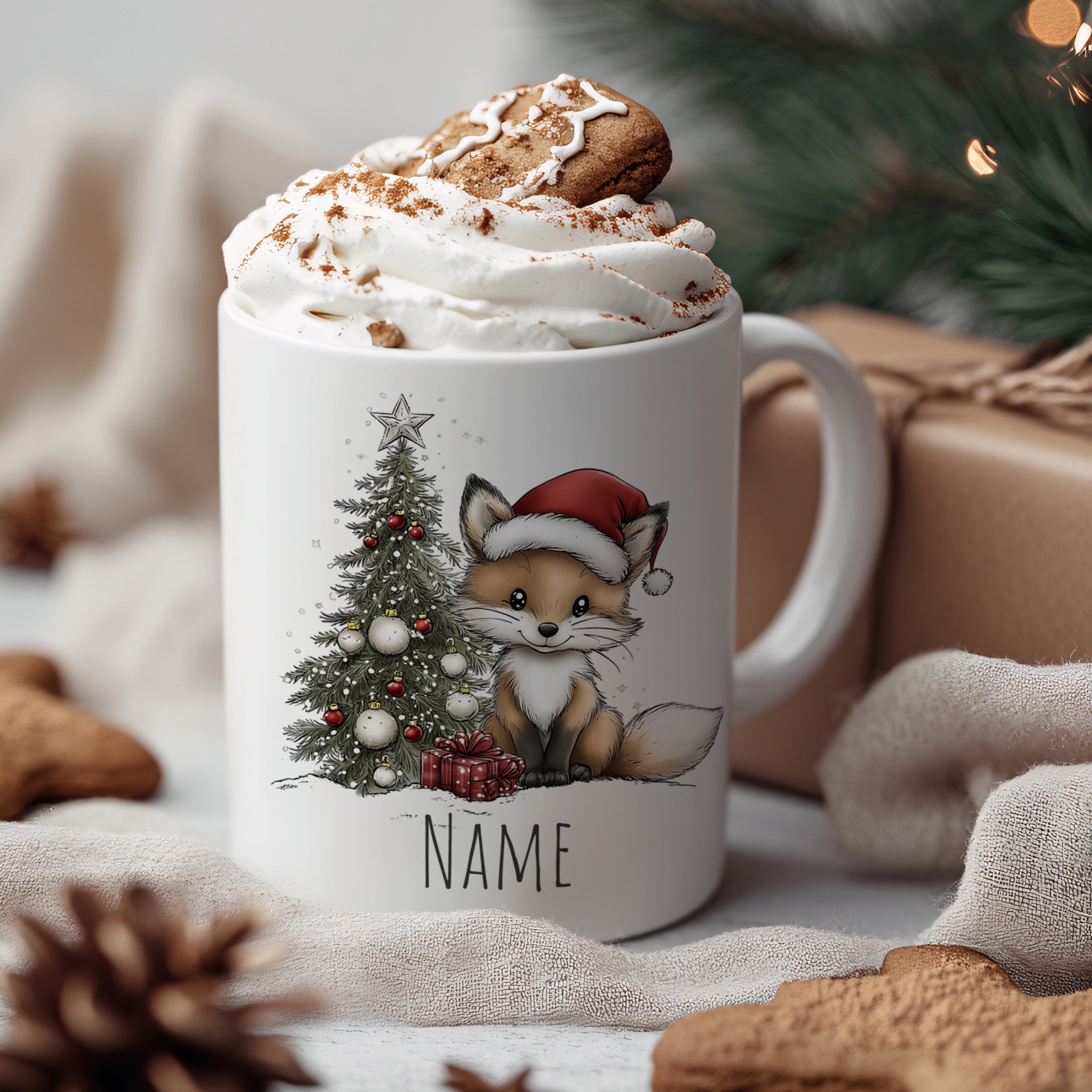 Weißer Becher mit Fuchs, Weihnachtsbaum und Sahne.