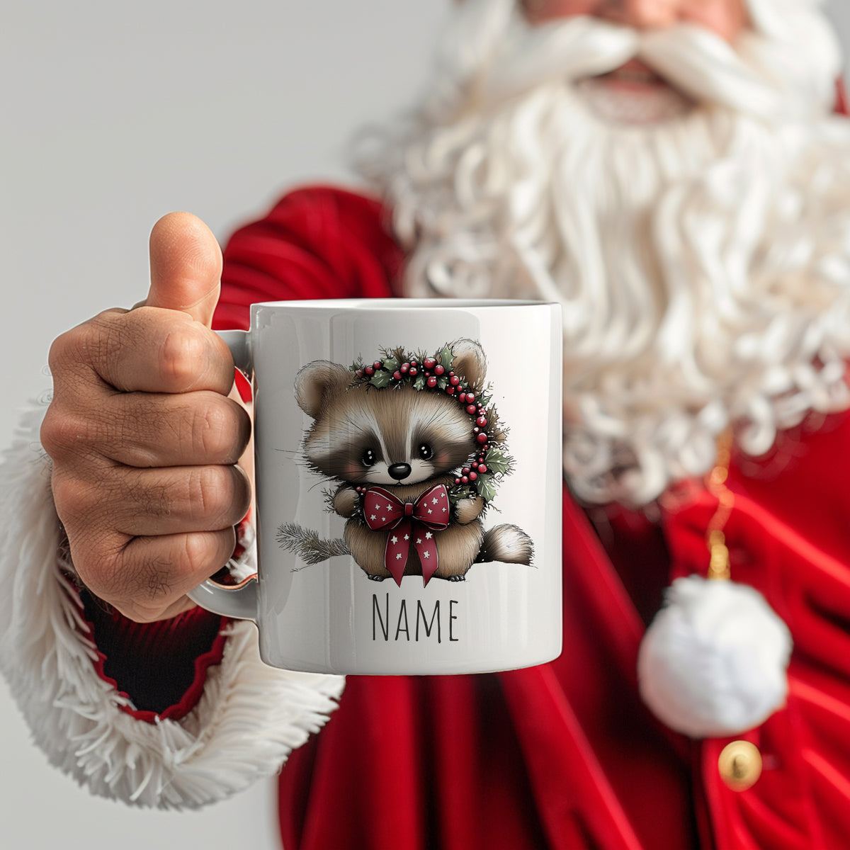 Tasse mit niedlichem Waschbären und Weihnachtskranz.