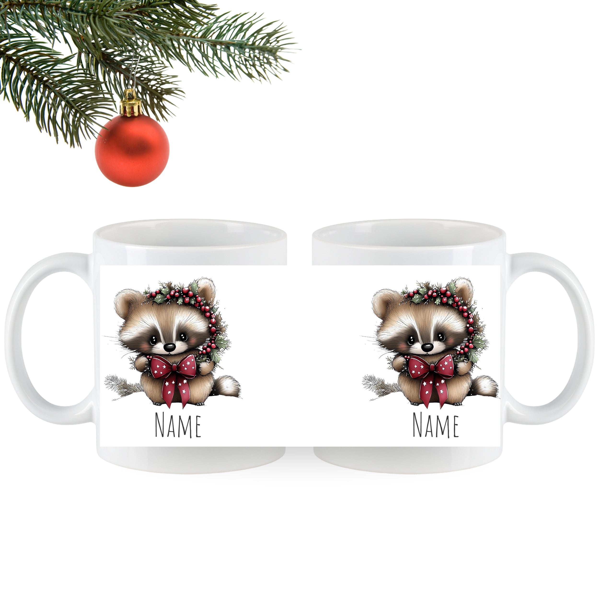 Tasse mit niedlichem Waschbären, Weihnachtskranz und personalisierbarem Namen.