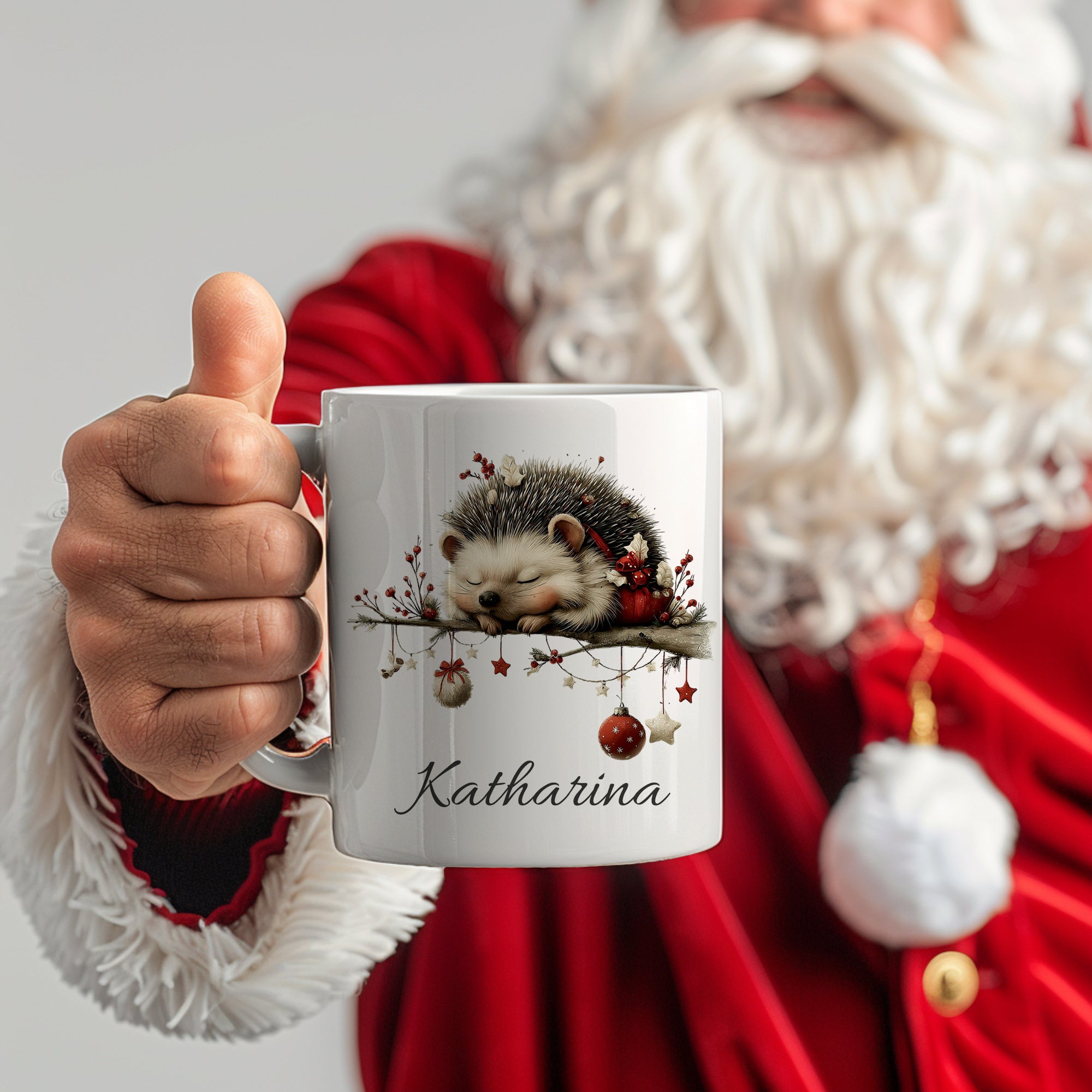 Personalisierte Tasse mit Igel-Motiv und Weihnachtsdekor.