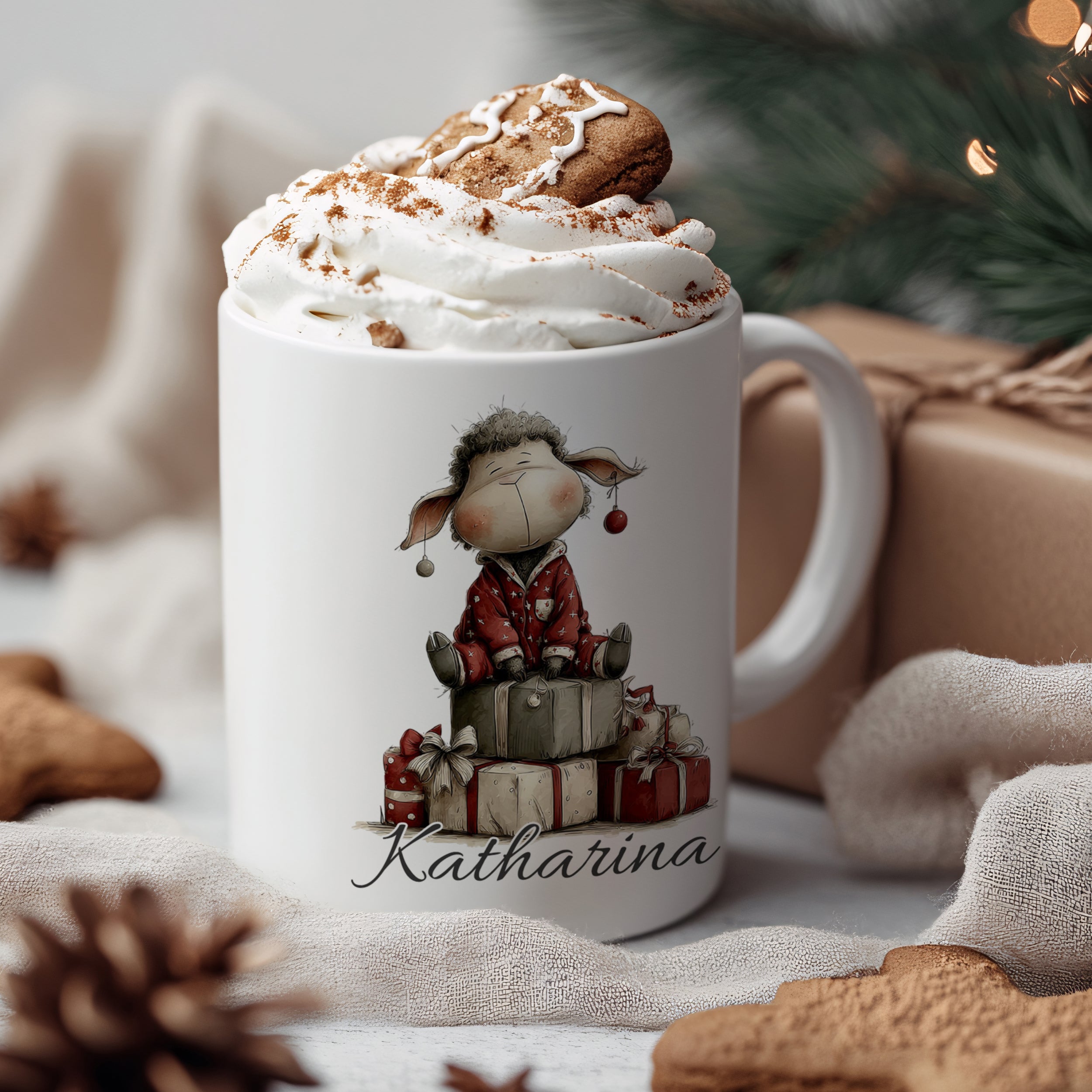 Weißer Becher mit Weihnachtsmotiv und personalisiertem Namen.