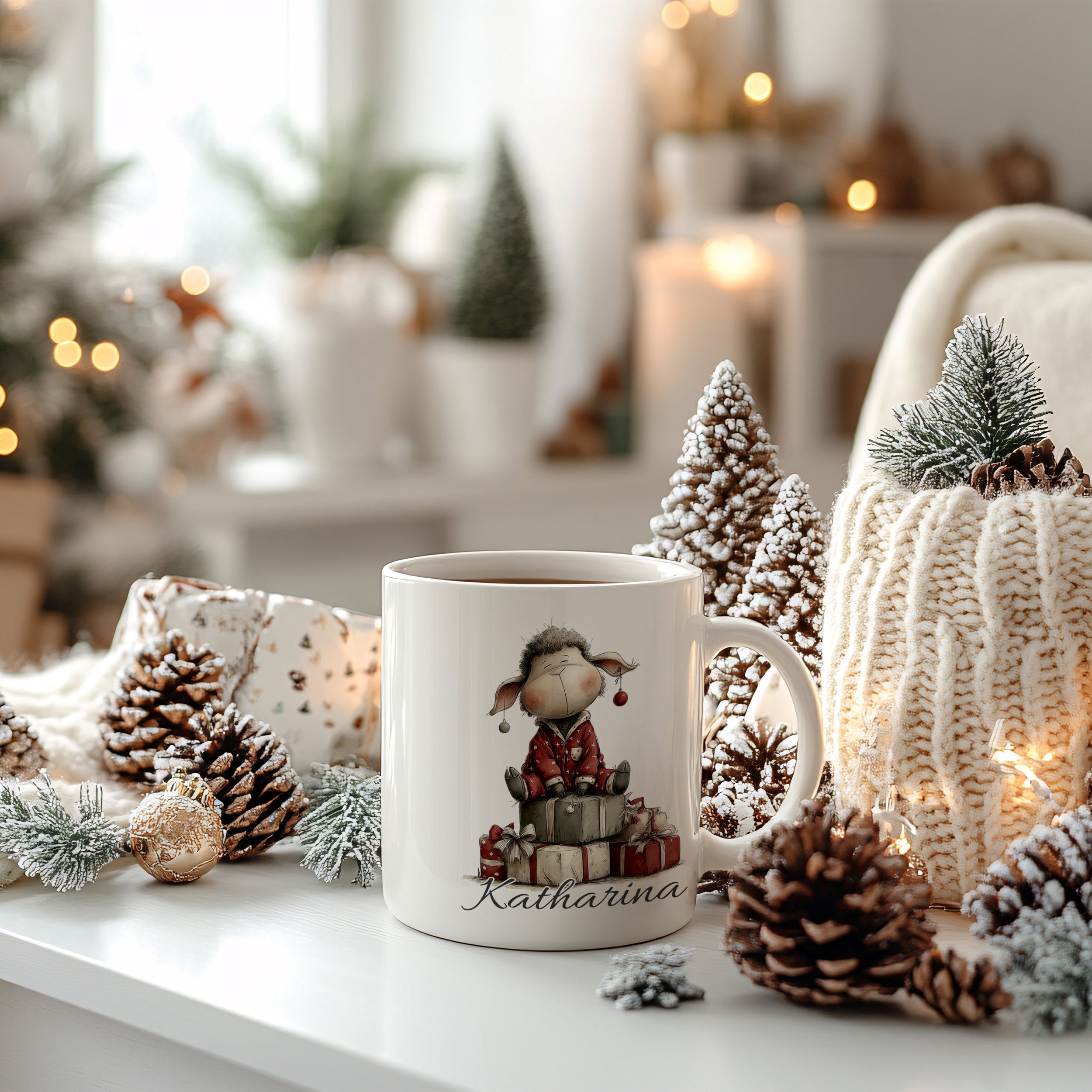 Weißer Becher mit Schaf-Motiv und Weihnachtsgeschenken.