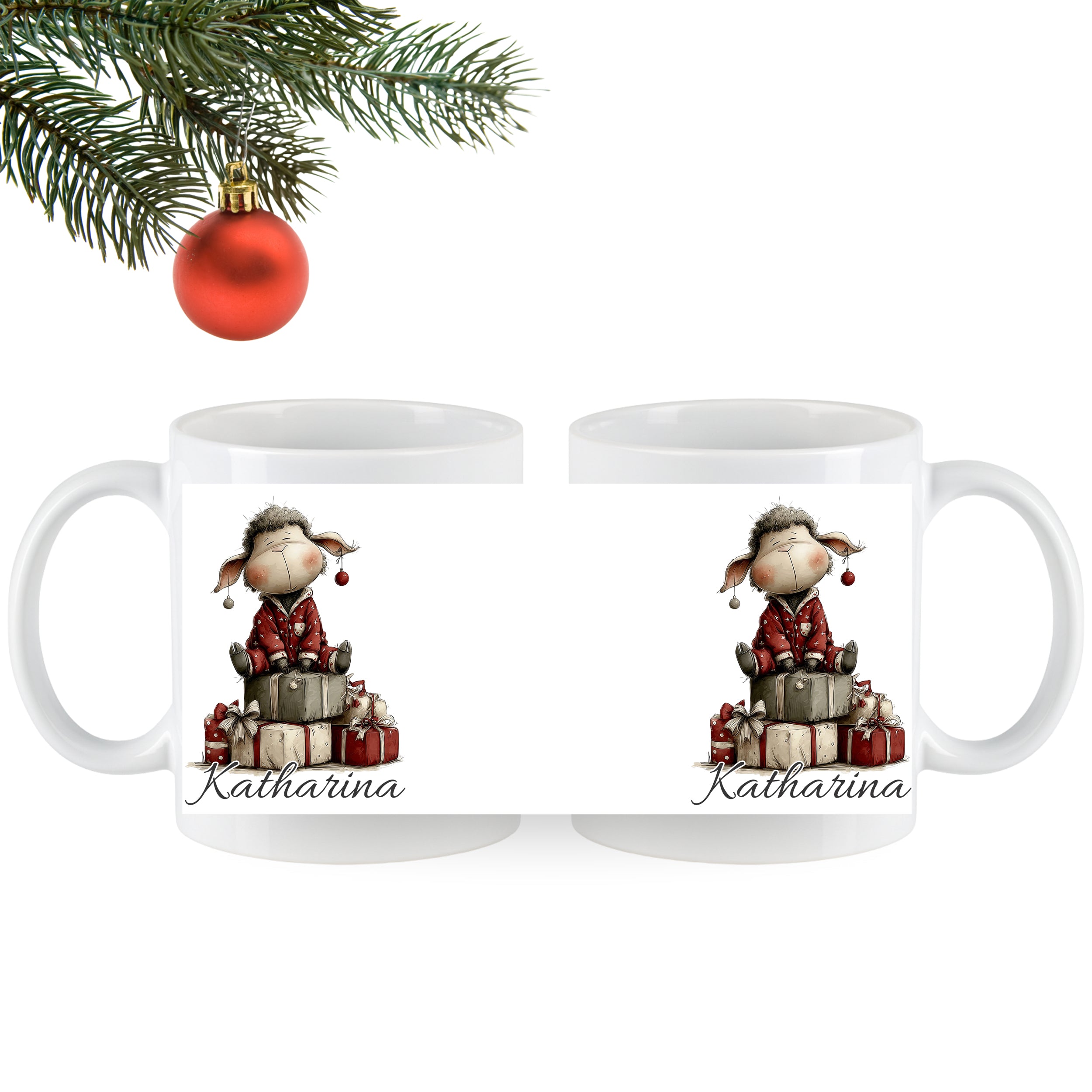 Weiße Tasse mit Schaf-Motiv und Weihnachtsgeschenken.
