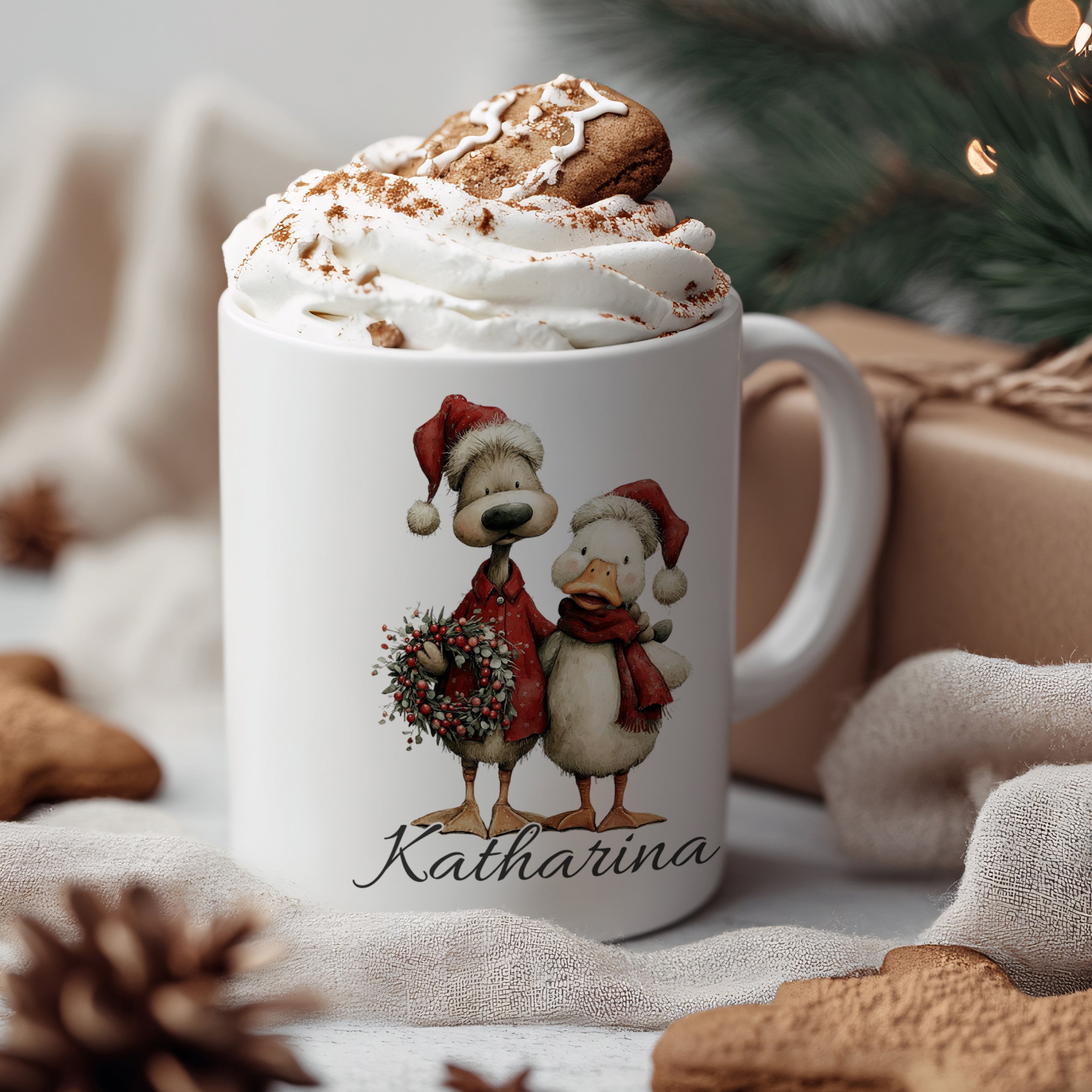 Weißer Becher mit Weihnachtsmotiven und Namen Katharina.