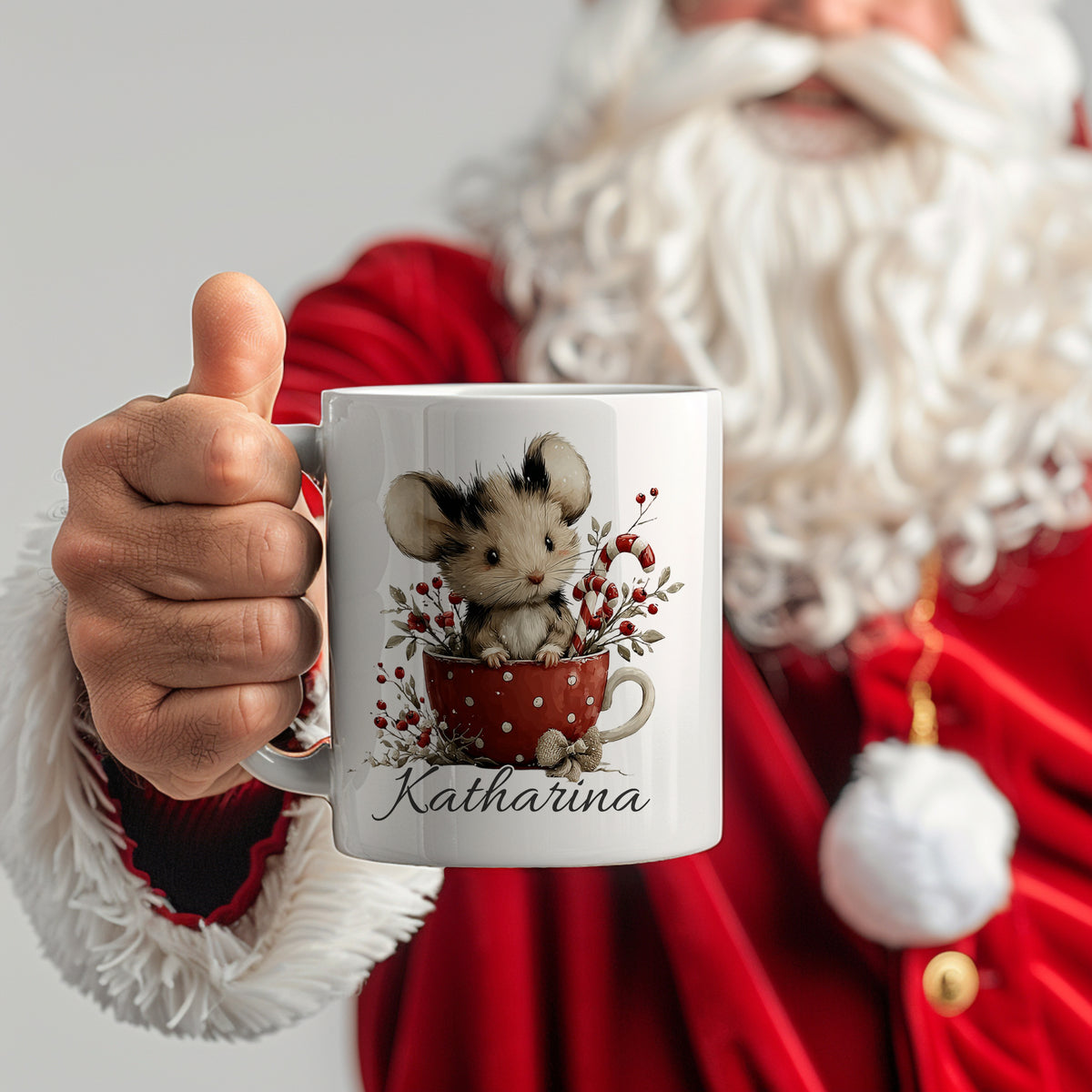 Personalisierte Tasse mit Mausmotiv und rotem Hintergrund.