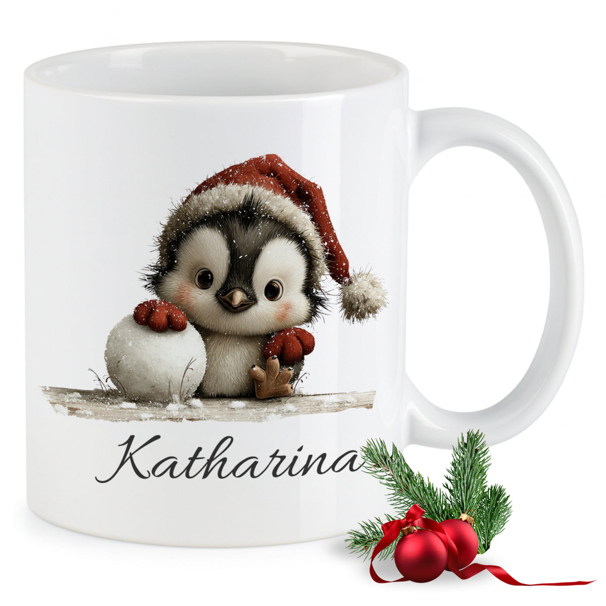 Weißer Becher mit niedlichem Pinguin und Weihnachtsmütze.