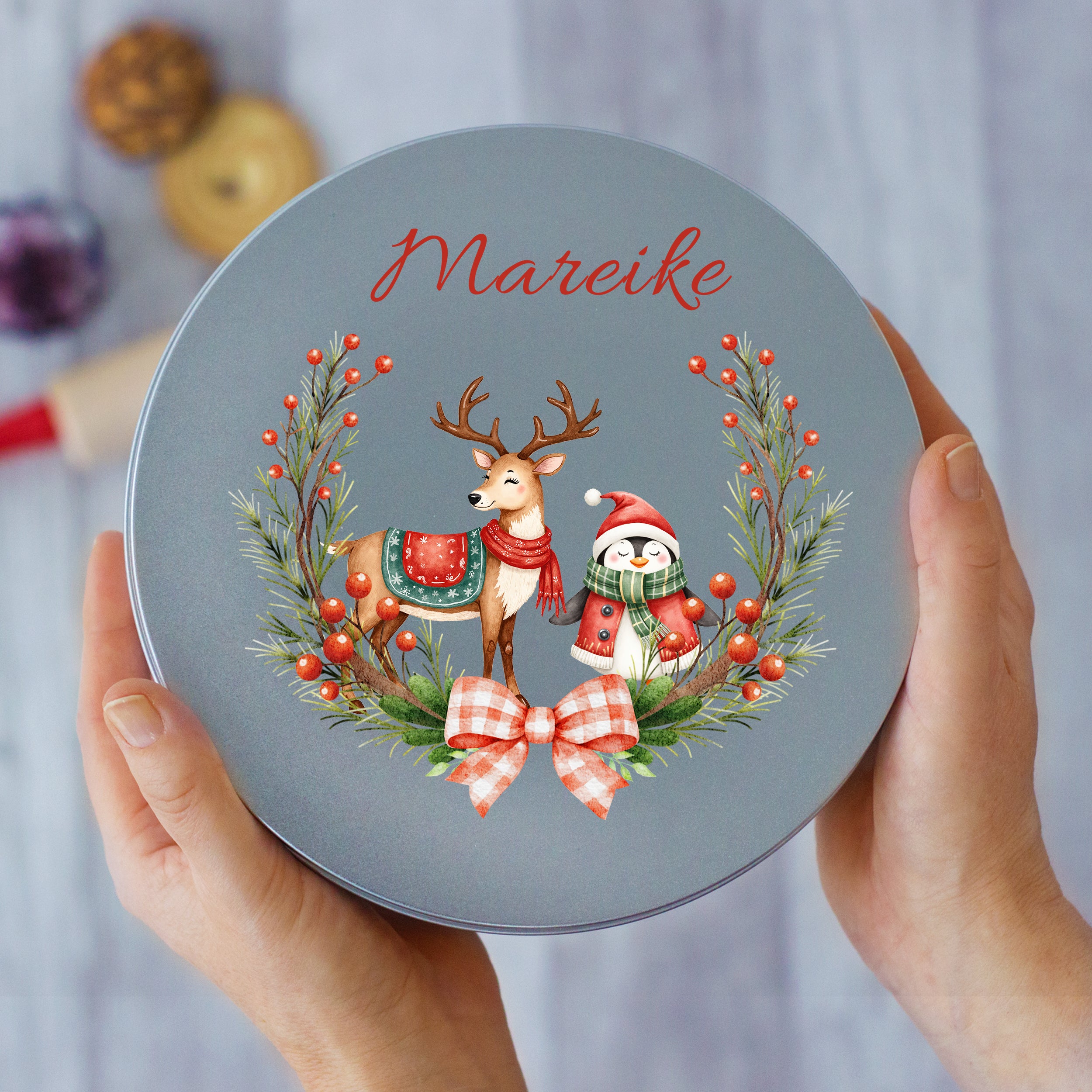 Graue Dose mit Reh und Schneemann, personalisiert mit "Mareike".