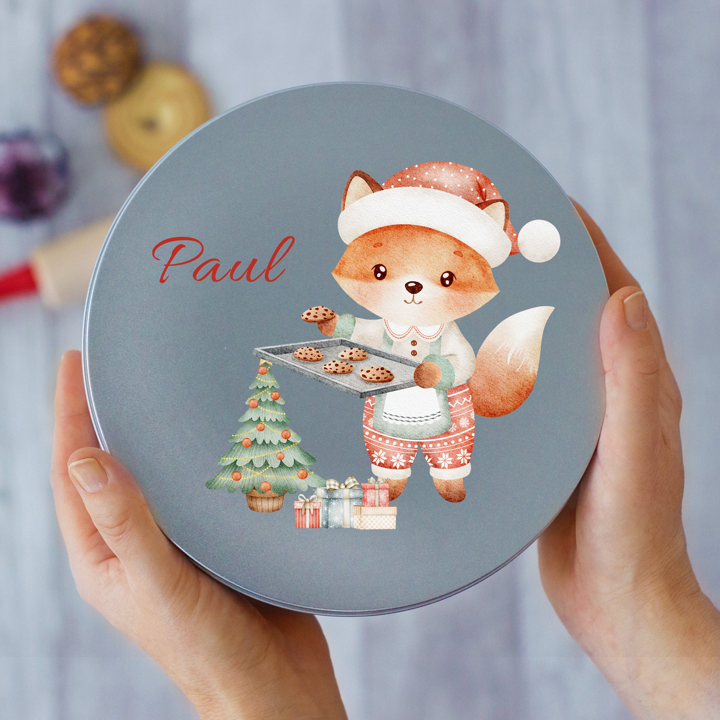 Runde Keksdose mit Fuchs, Weihnachtsbaum und personalisiertem Namen.