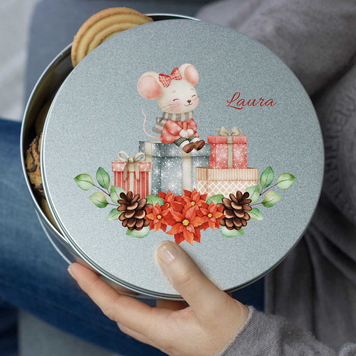 Graue Keksdose mit Maus, Geschenken und roten Blumen.