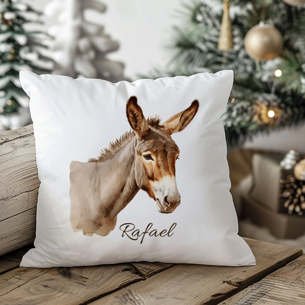 Kissenbezug mit Eselmotiv und Wunschname in weihnachtlicher Wohnszene