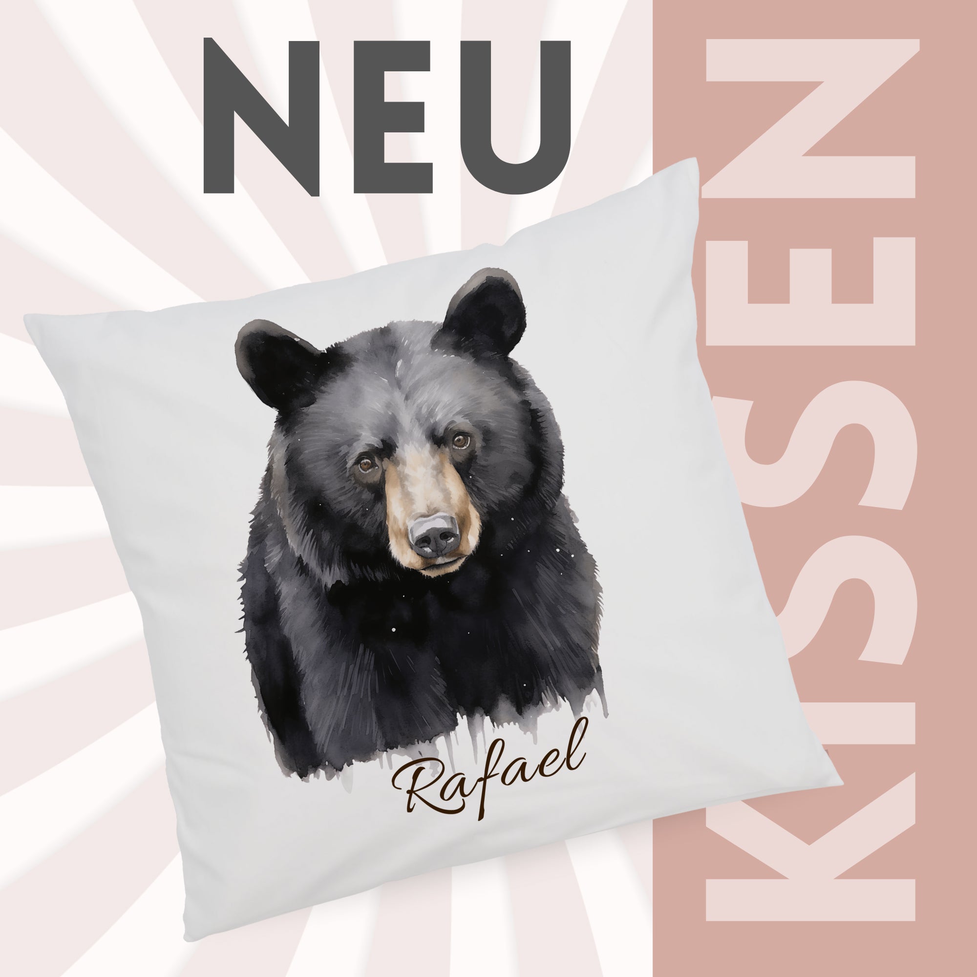 Kissenbezug mit Bärenmotiv und Wunschname vor grafischem „Neues Zuhause“-Hintergrund