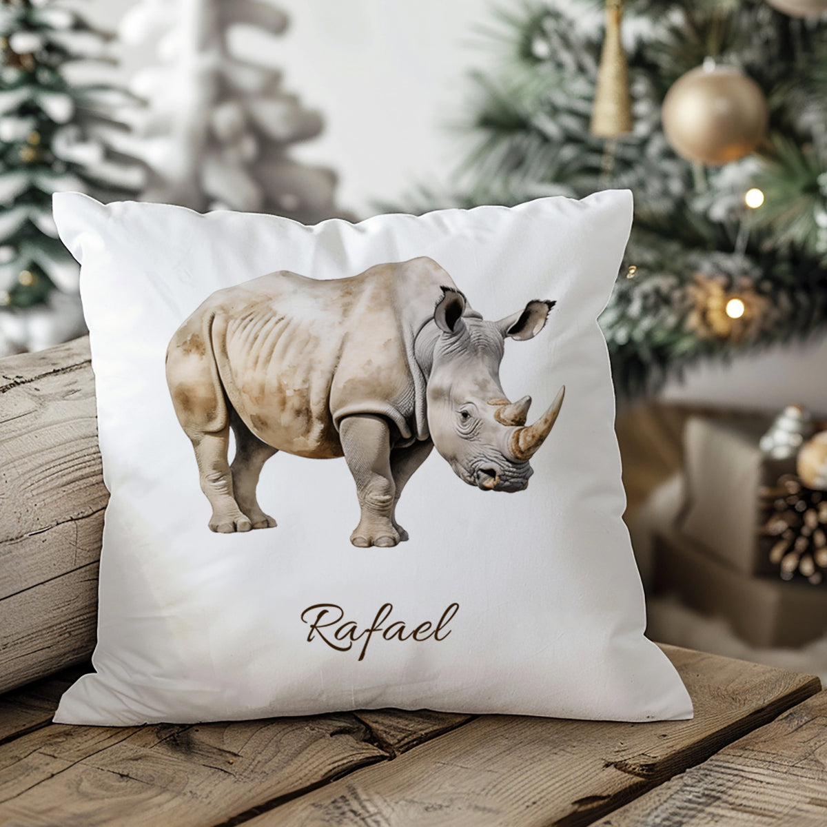 Kissenbezug mit Nashornmotiv und Wunschname in weihnachtlicher Wohnszene