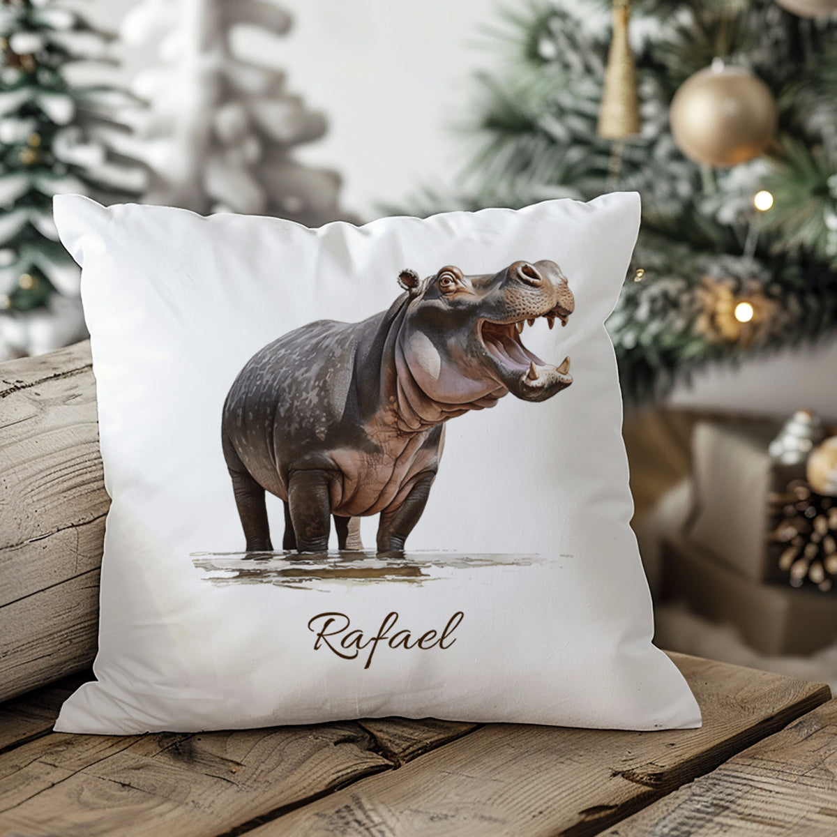Kissenbezug mit Nilpferdmotiv und Wunschname in weihnachtlicher Wohnszene