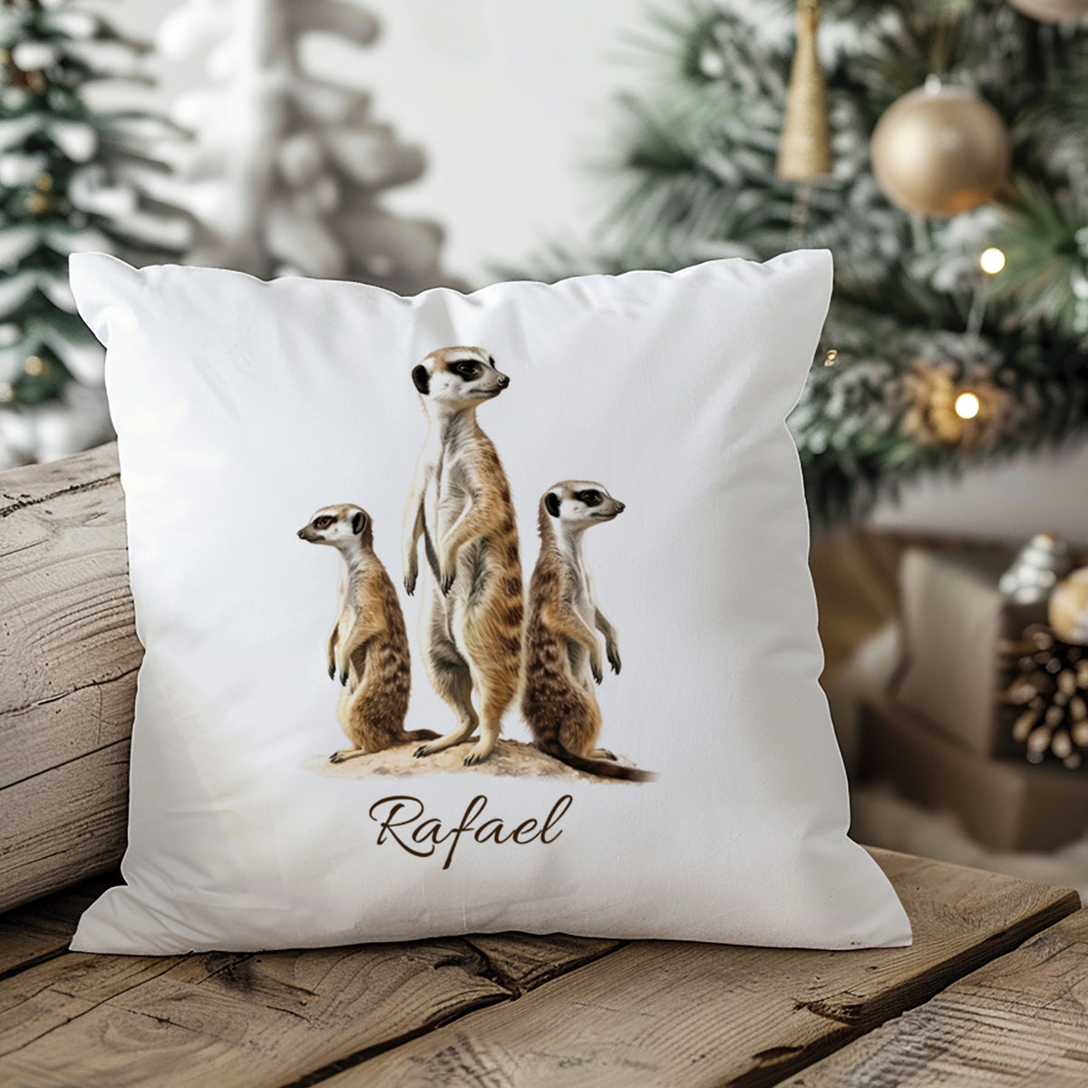 Kissenbezug mit Erdmännchenmotiv und Wunschname in weihnachtlicher Wohnszene