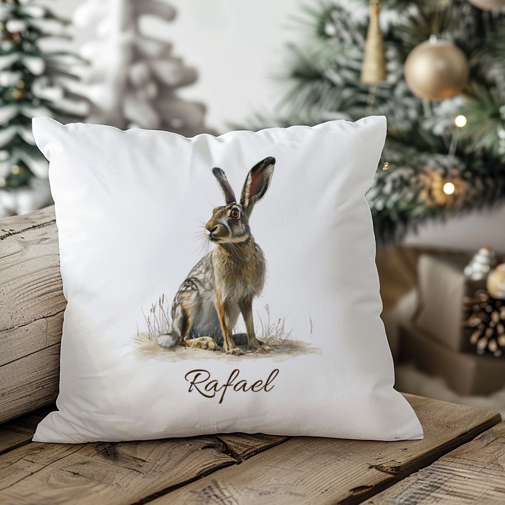 Kissenbezug mit Hasenmotiv und Wunschname in weihnachtlicher Wohnszene