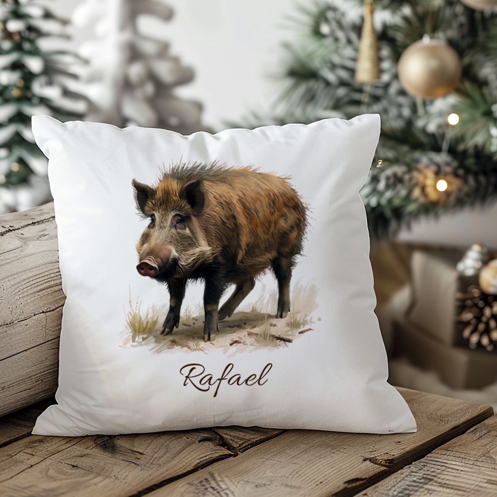 Kissenbezug mit Wildschweinmotiv und Wunschname in weihnachtlicher Wohnszene