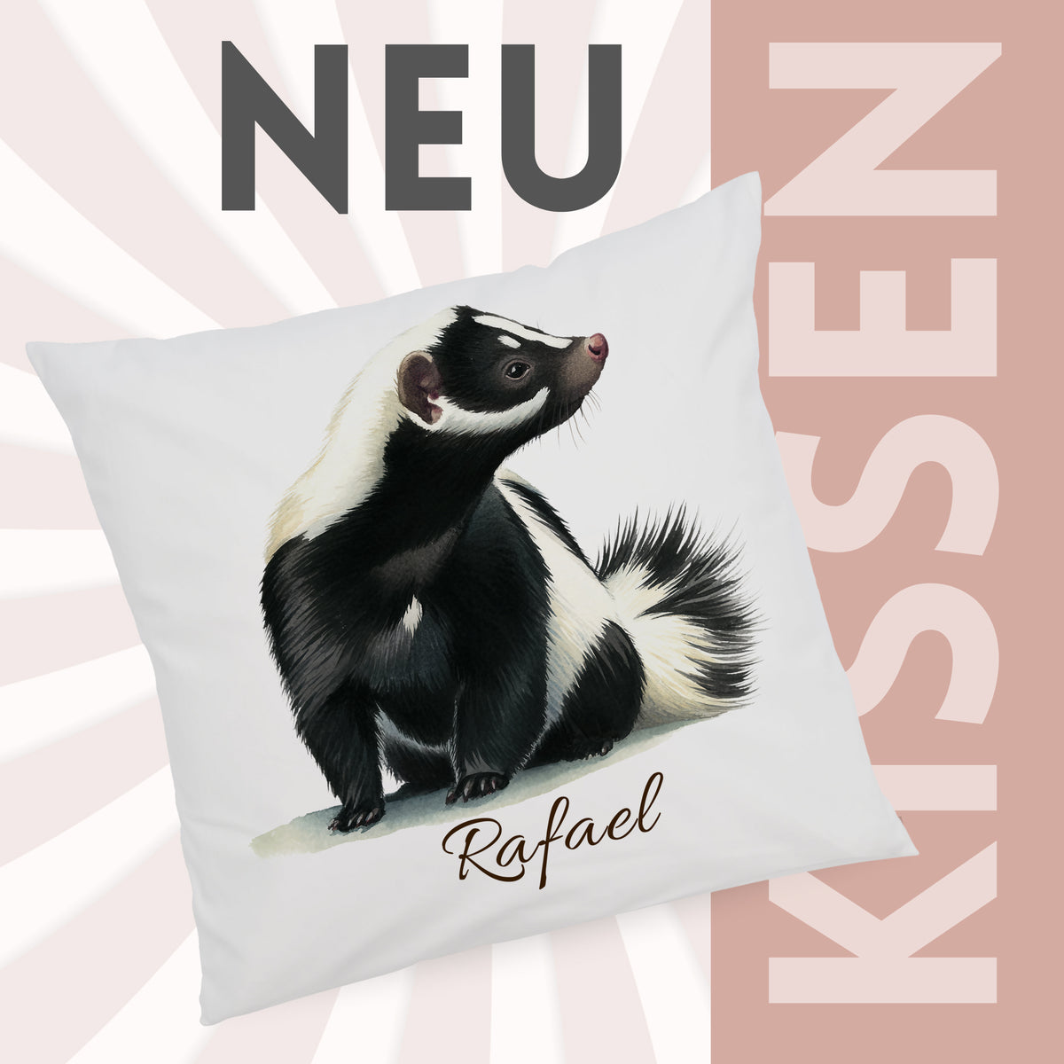Kissenbezug mit Stinktiermotiv und Wunschname vor grafischem Hintergrund