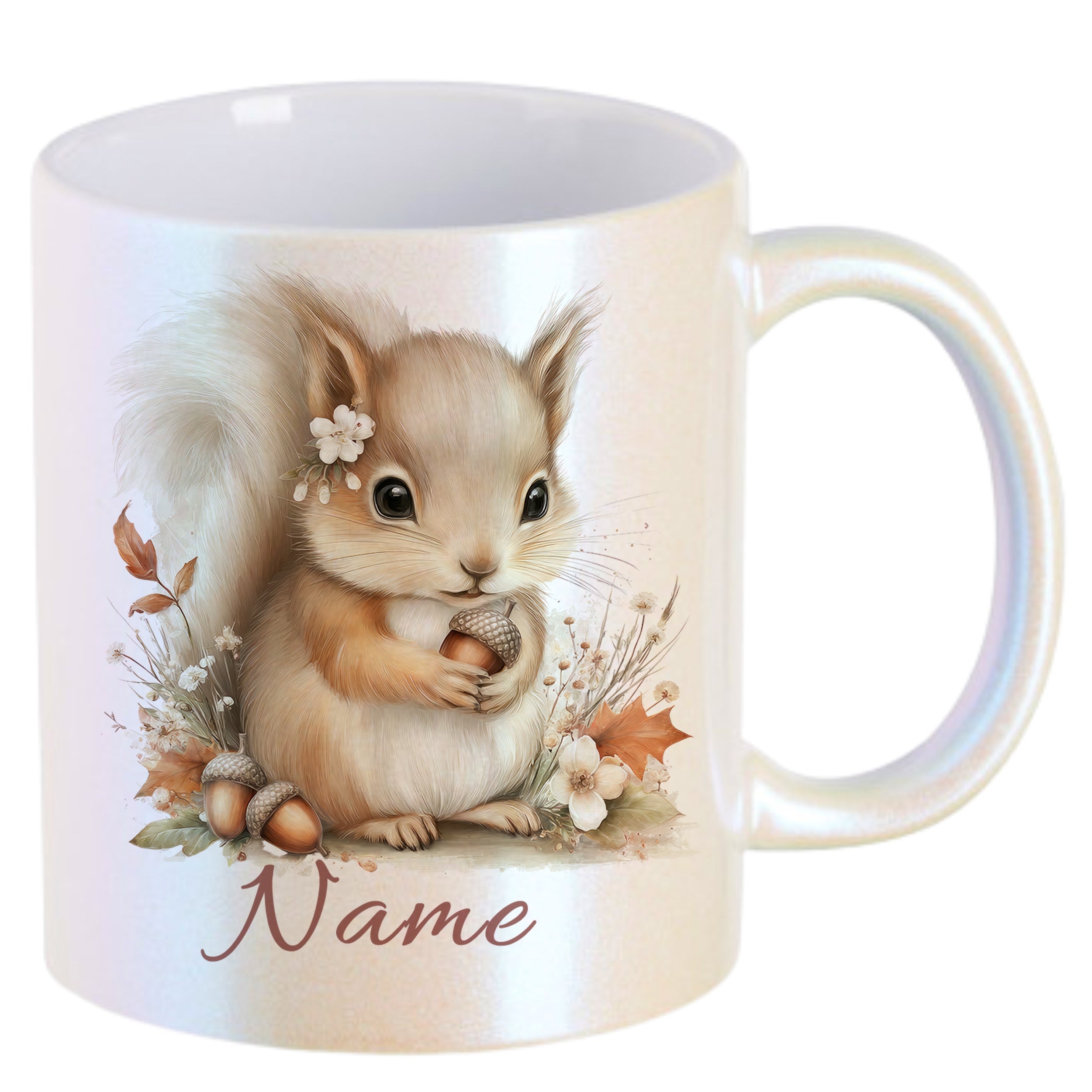 Helle Tasse mit einem niedlichen Eichhörnchen und personalisiertem Namen.