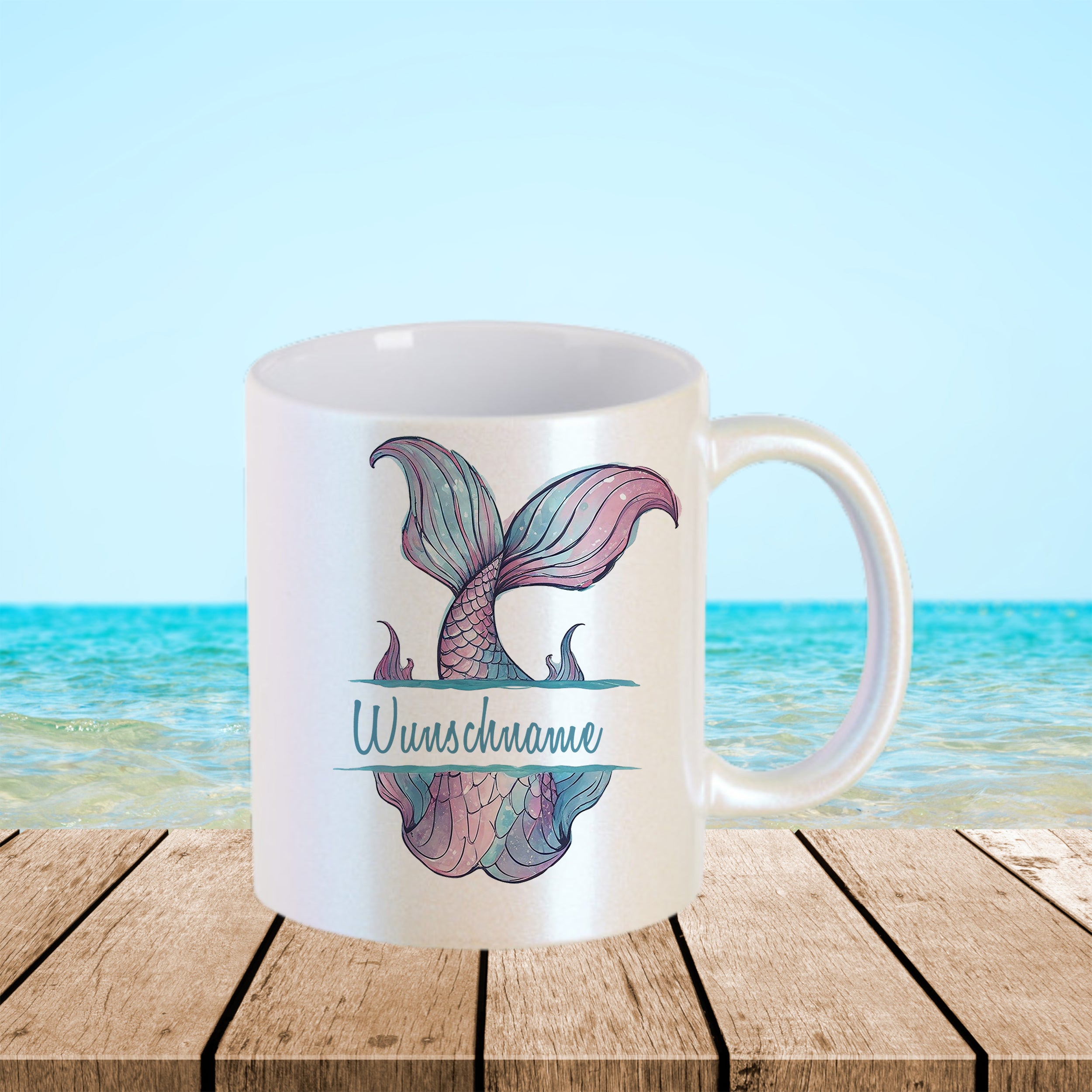Tasse mit Meerjungfrauenmotiv und Wunschname in Pastellfarben.