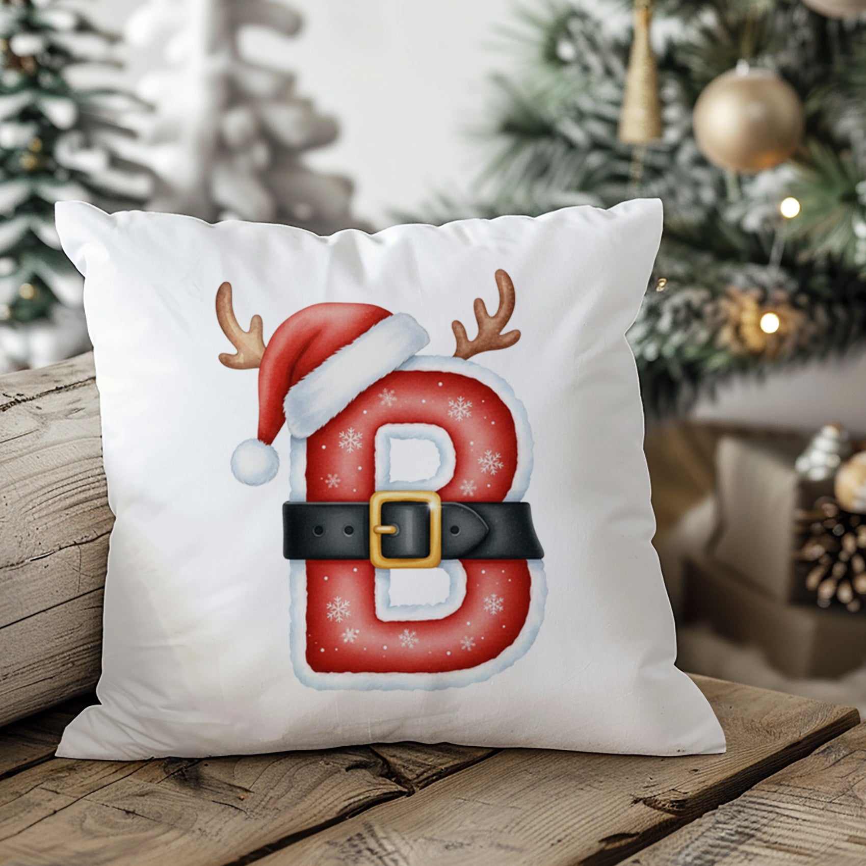 Weihnachtliches Kissen mit rotem Buchstaben B, Santa-Hut und Geweih.