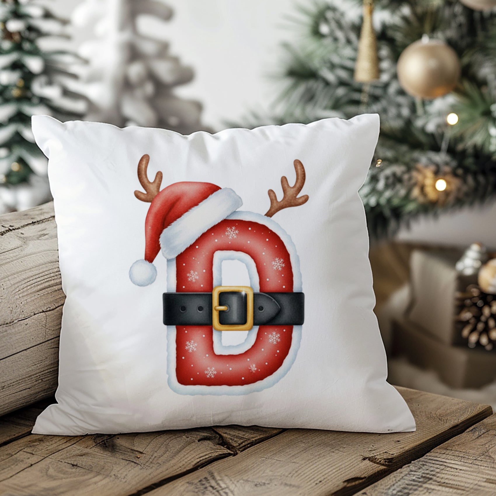 Weihnachtliches Kissen mit rotem Buchstaben D und Geweihen.