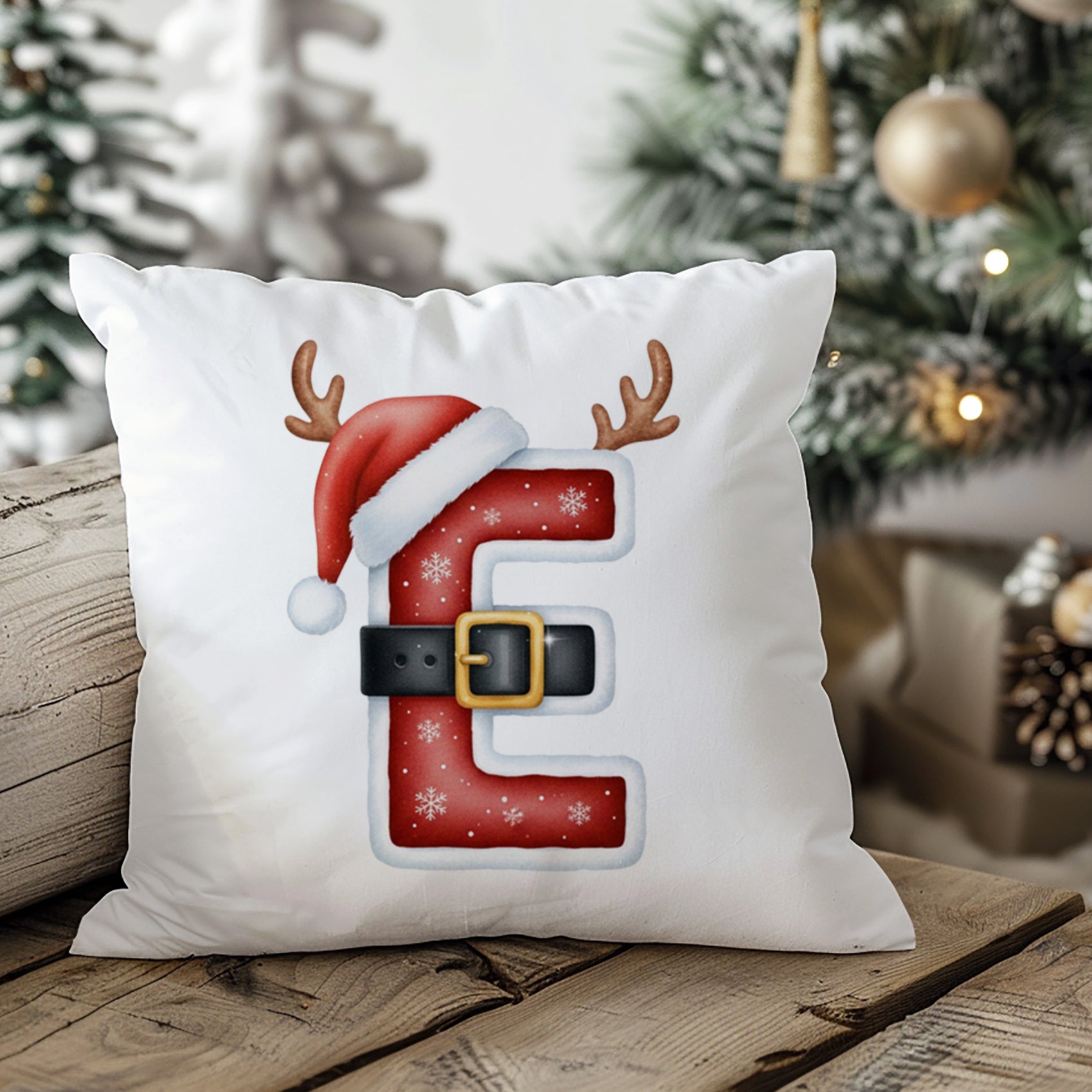 Weißes Kissen mit rotem Weihnachtsbuchstaben E und Hut.
