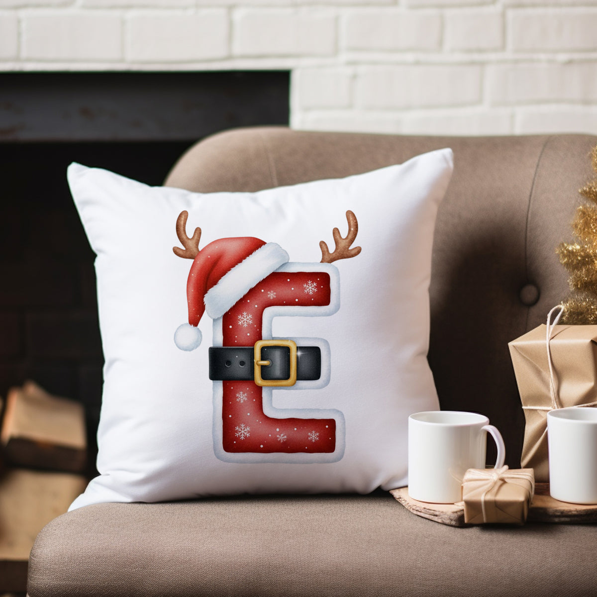 Weißes Kissen mit rotem Buchstaben "E", Weihnachtsmütze und Geweihen.