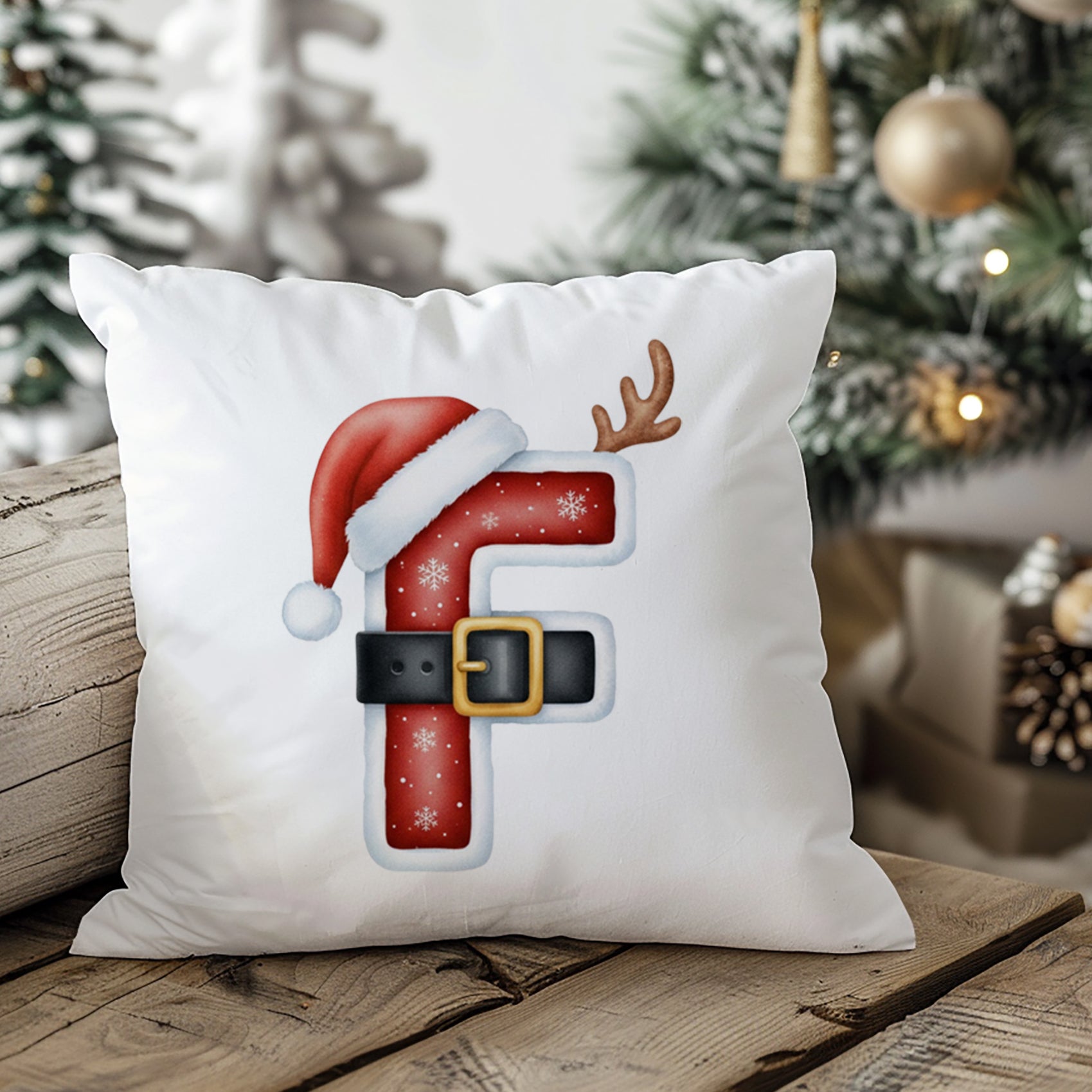 Weißes Kissen mit rotem, weihnachtlichem F und Weihnachtsmannmütze.