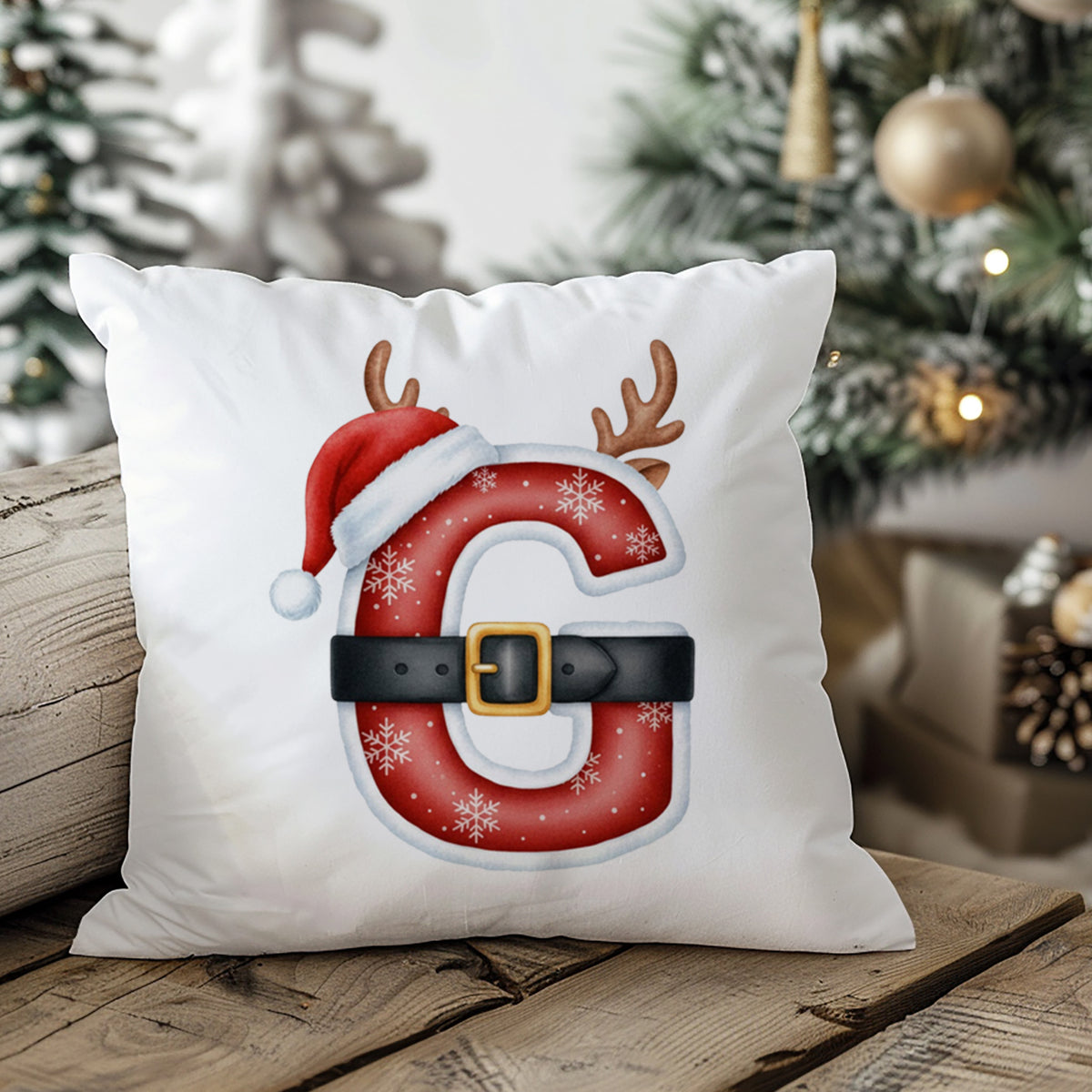 Weihnachtliches Kissen mit rotem Buchstaben G, Weihnachtsmütze und Geweih.