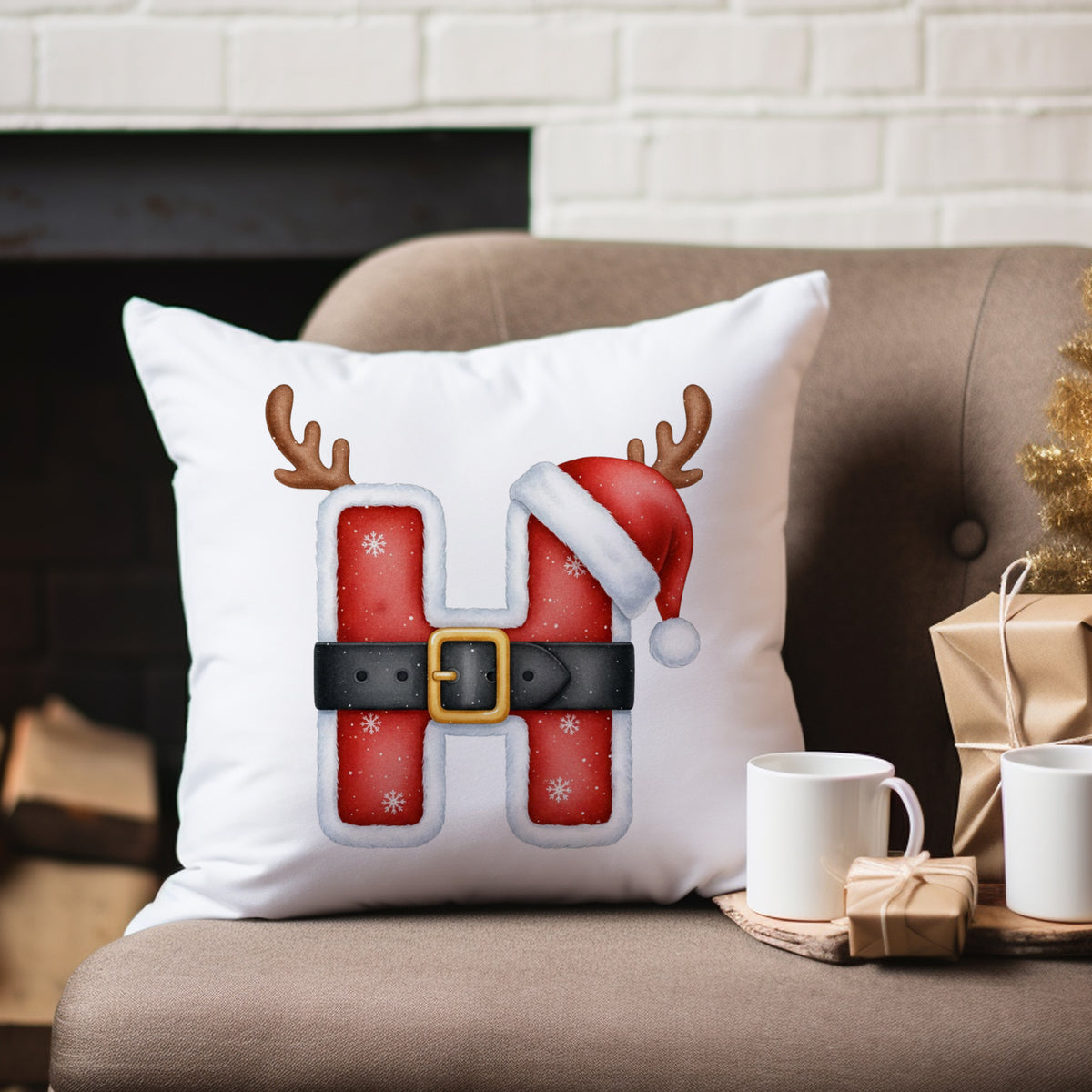Kissen mit rotem "H", Weihnachtsmütze und Geweih.