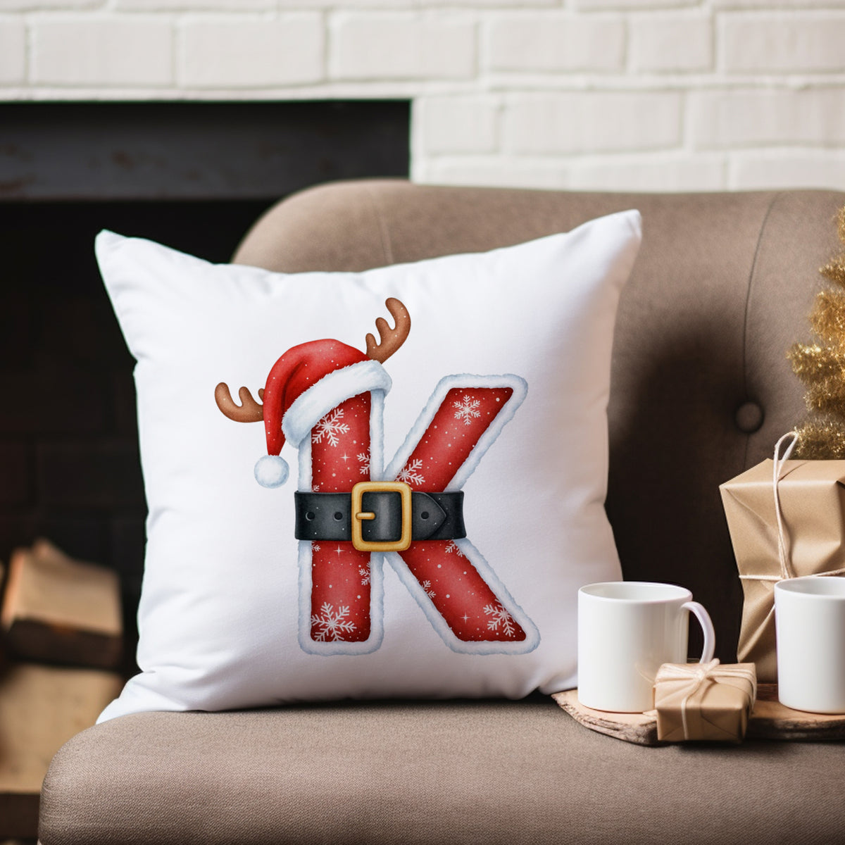 Weißes Kissen mit rotem Weihnachtsbuchstaben K und Mütze.