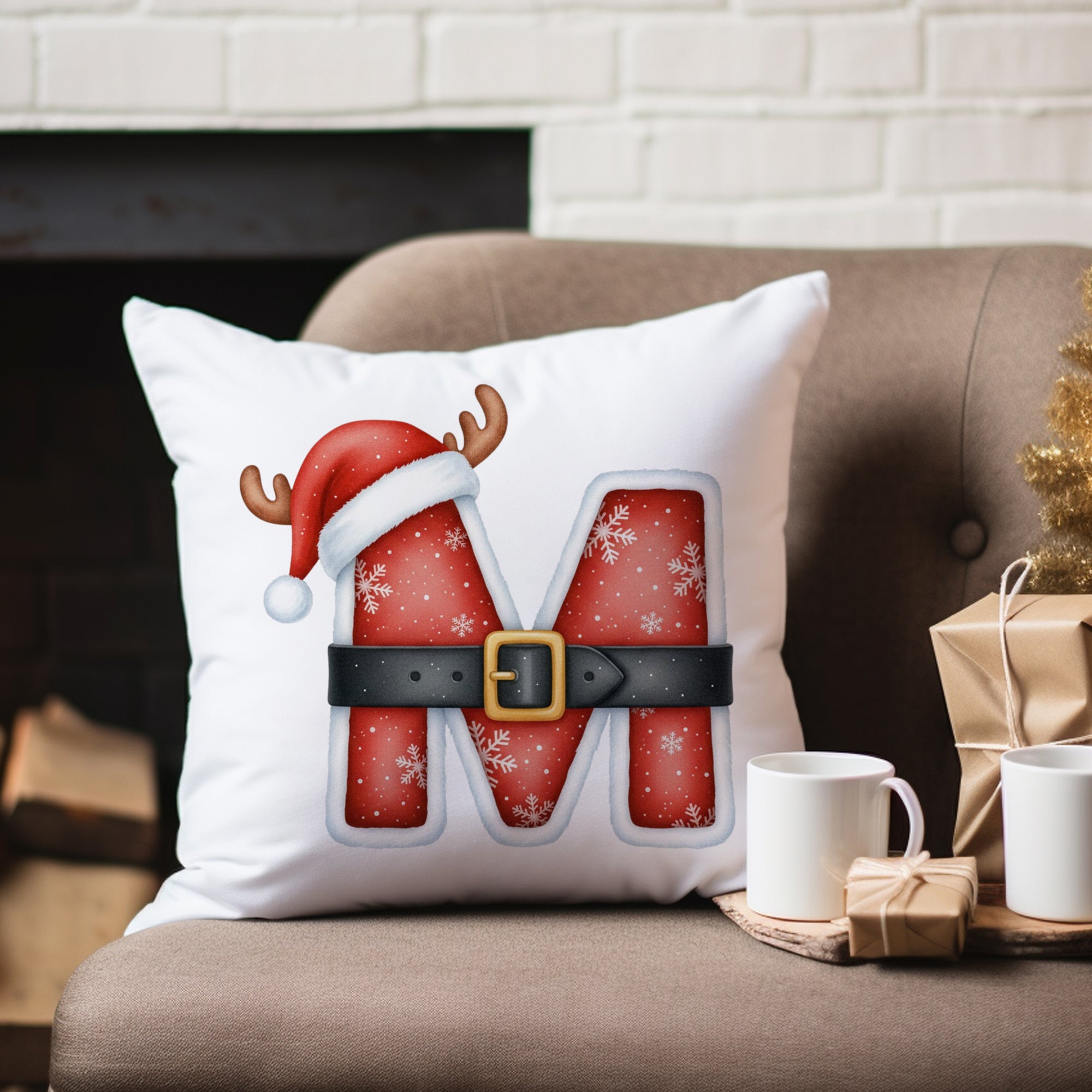 Weißes Kissen mit rotem Weihnachtsmann-Motiv und Buchstaben M.
