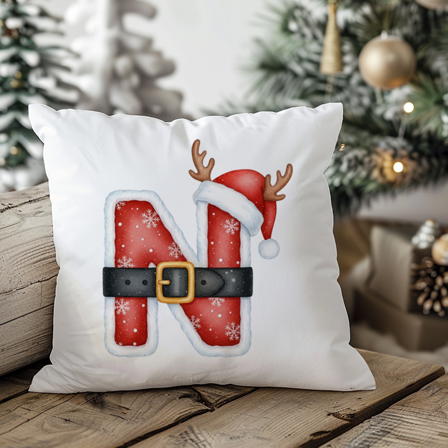 Weihnachtliches Kissen mit rotem "N", Weihnachtsmannmütze und Geweihen.