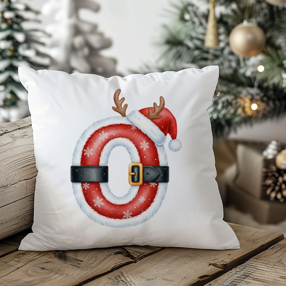 Weihnachtliches Kissen mit rotem "O", Rentiergeweih und Mütze.