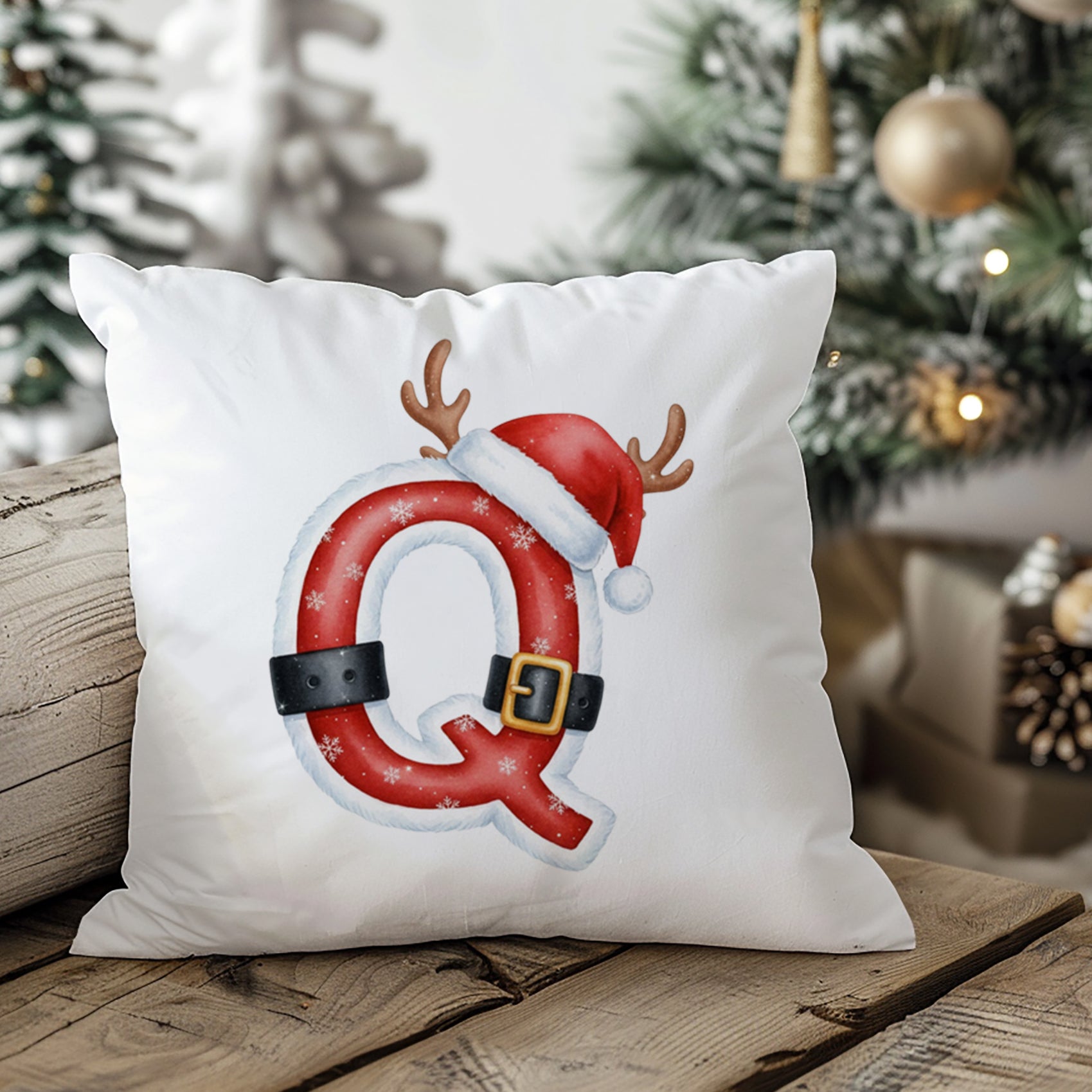 Weihnachtliches Kissen mit rotem Q, Mütze und Geweih.