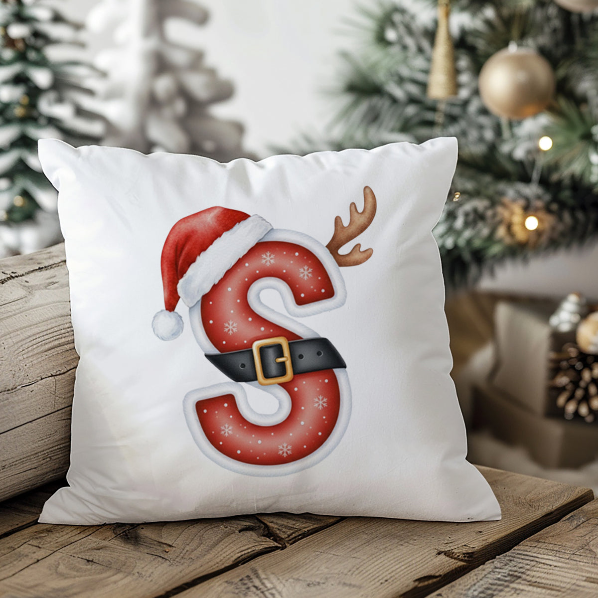 Weihnachtliches Kissen mit rotem S, Mütze und Geweih.