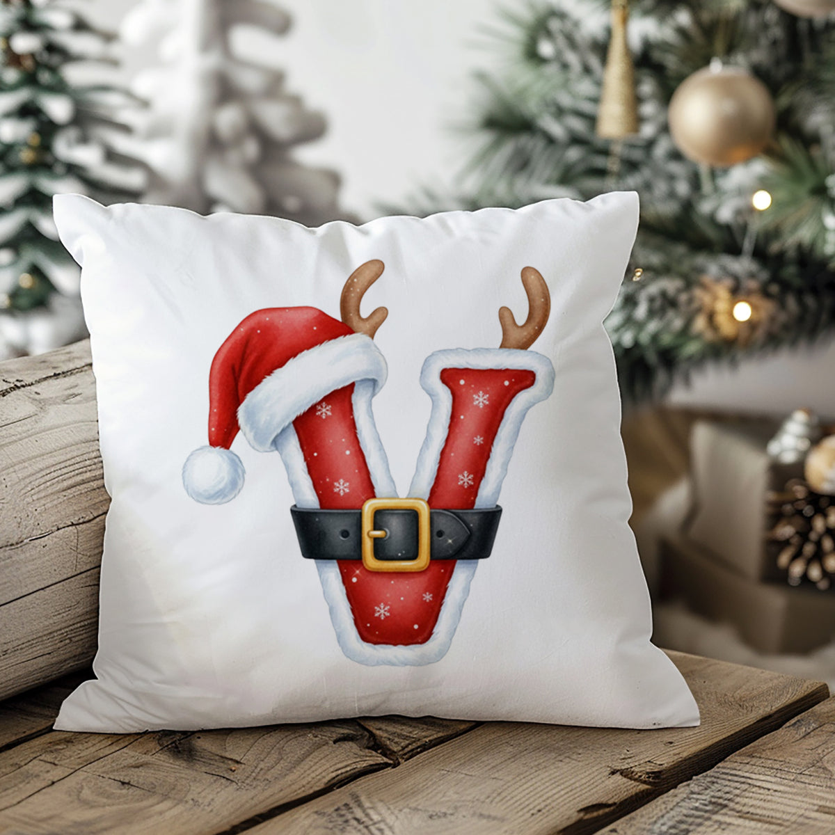 Weihnachtliches Kissen mit rotem "V", Rentiergeweih und Mütze.