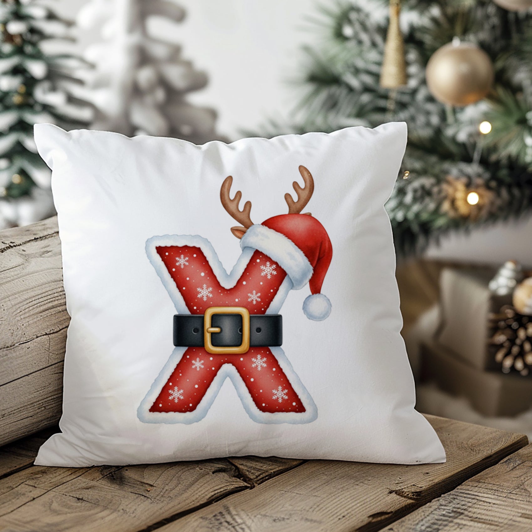 Weißes Kissen mit rotem Weihnachts-X, Rentiergeweih und Mütze.