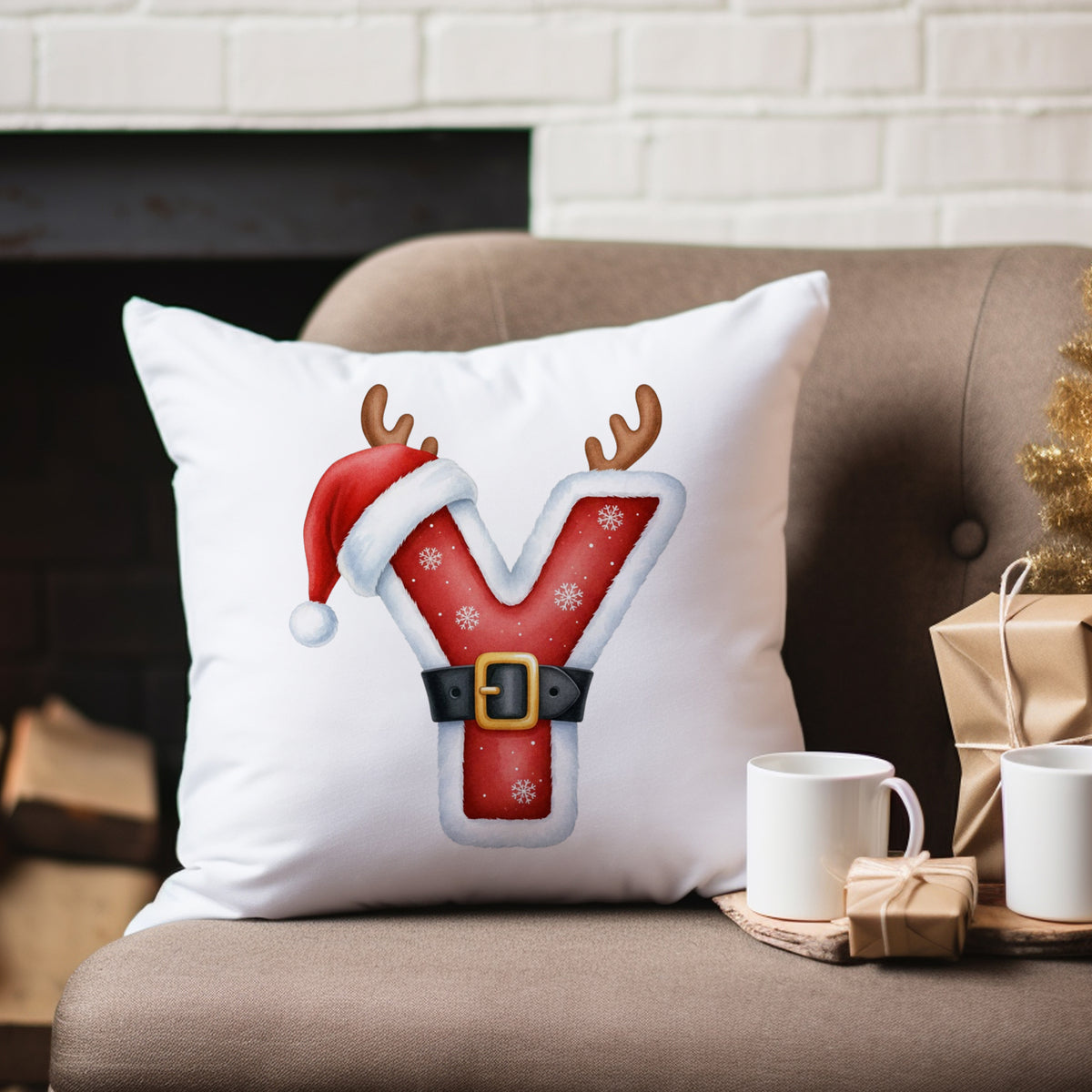 Weihnachtliches Kissen mit rotem "Y", Weihnachtsmütze und Geweihen.