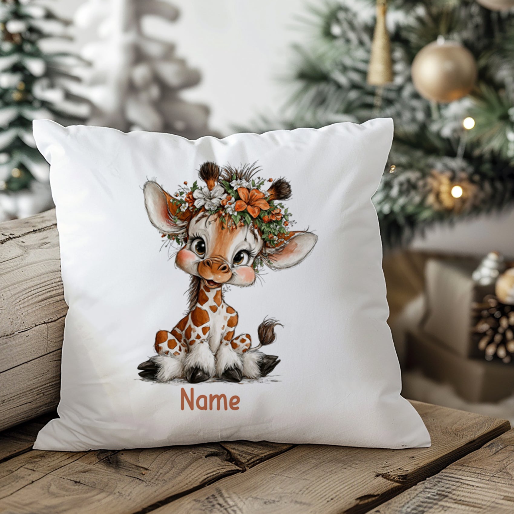 Kissenbezug mit Giraffenmotiv und Wunschname in winterlicher Wohnszene