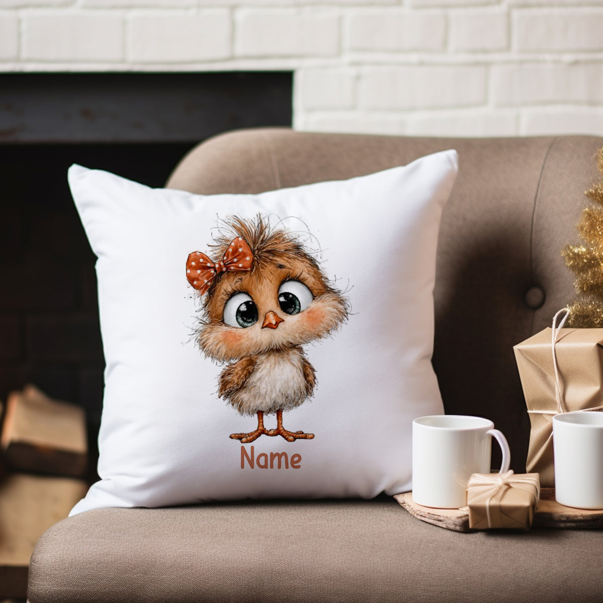 Kissenbezug mit Kükenmotiv und Wunschname in Wohnszene vor Kamin