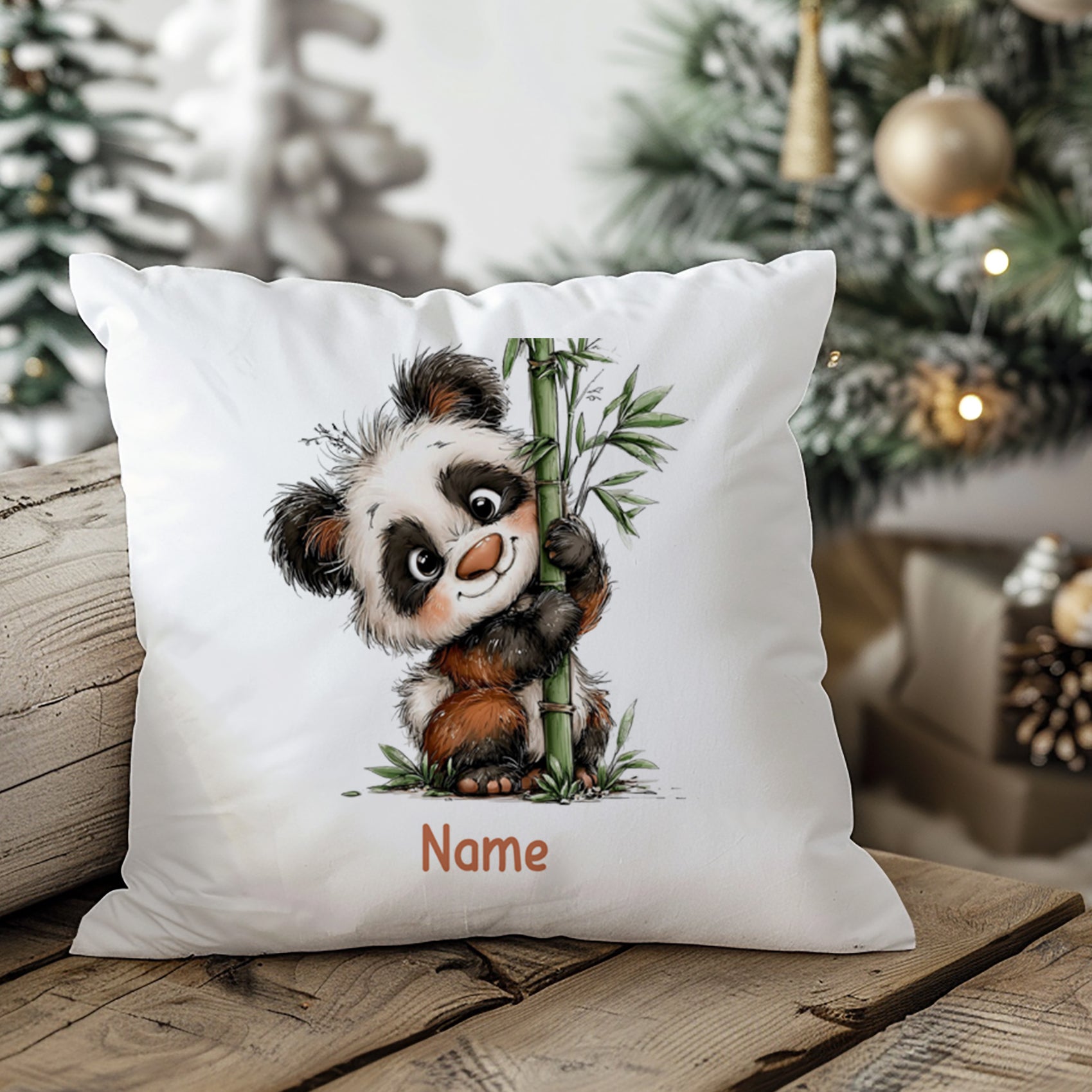 Kissenbezug mit Pandamotiv und Wunschname in winterlicher Wohnszene