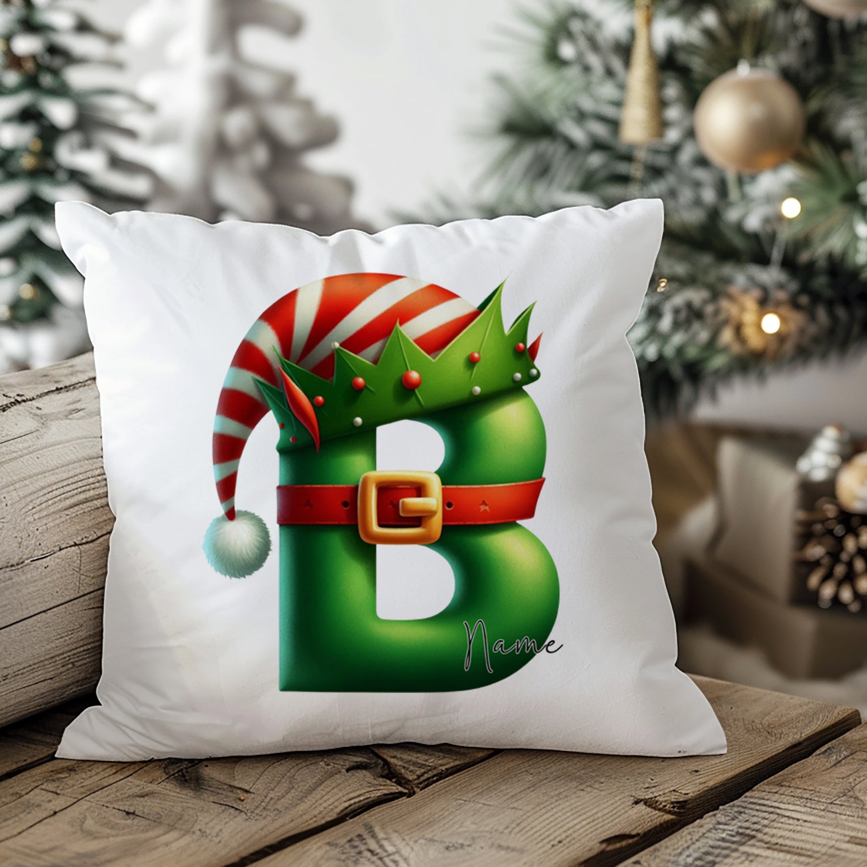 Weihnachtliches Kissen mit grünem Buchstaben B und Mütze.