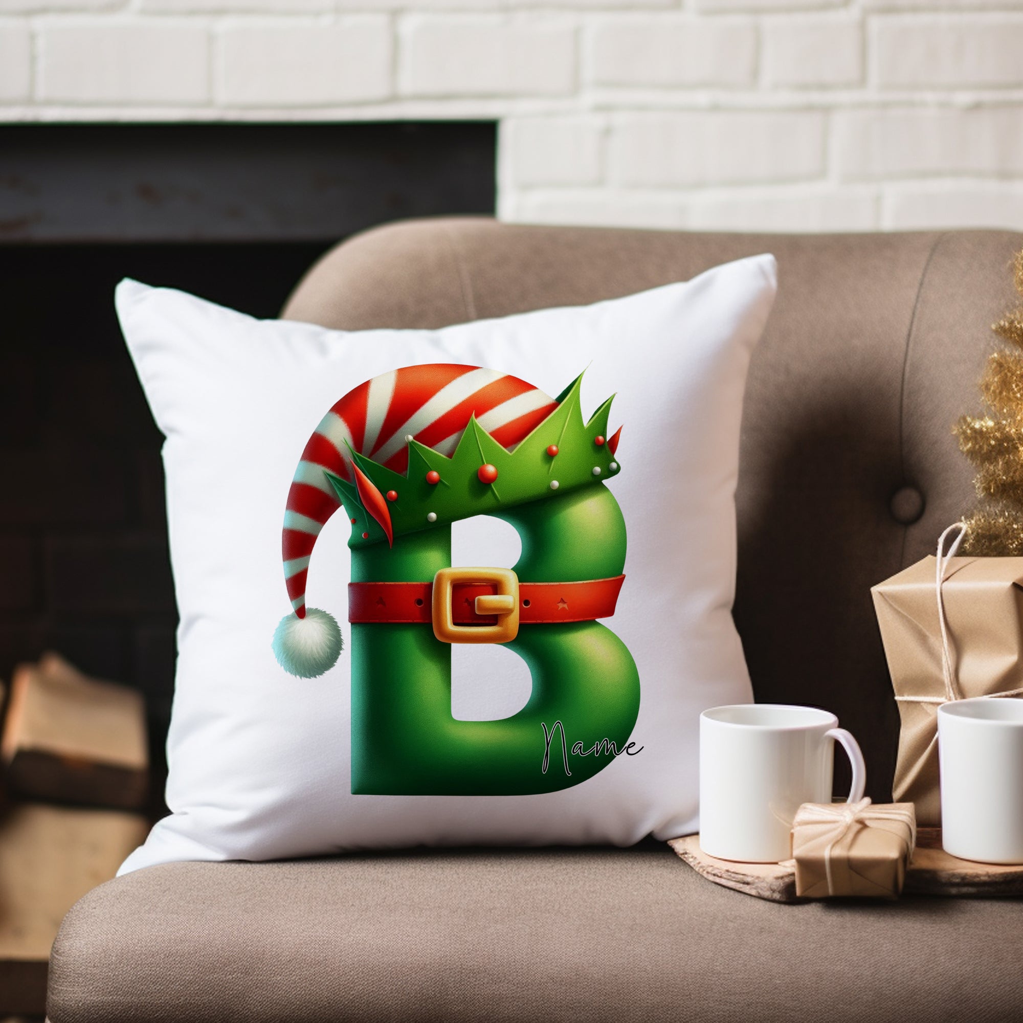 Weihnachtliches Kissen mit grüner Buchstaben-B, rotem Hut.