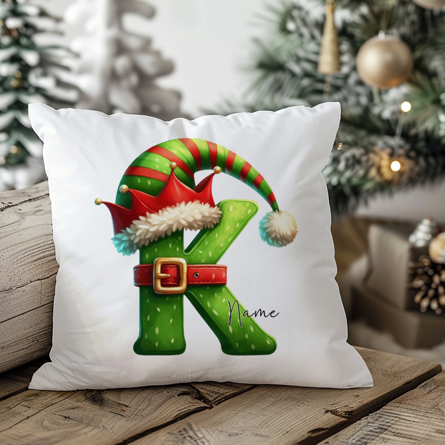 Kissen mit grünem Buchstaben K und Weihnachtsmütze.