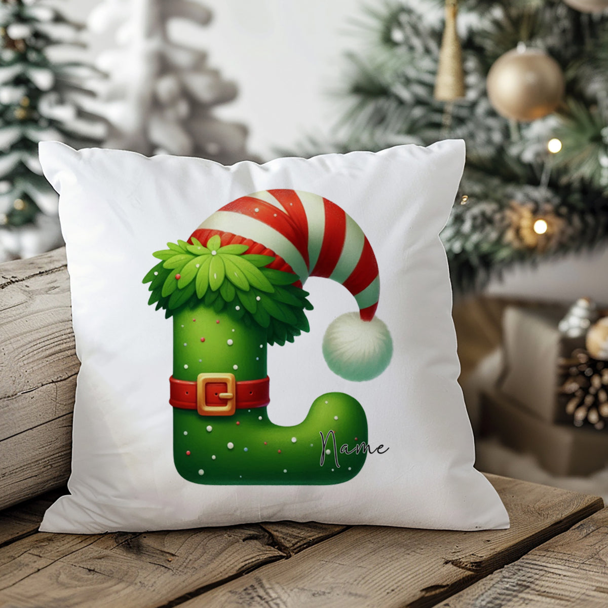 Grünes Kissen mit Weihnachtsmann-Hut und Buchstabe C.