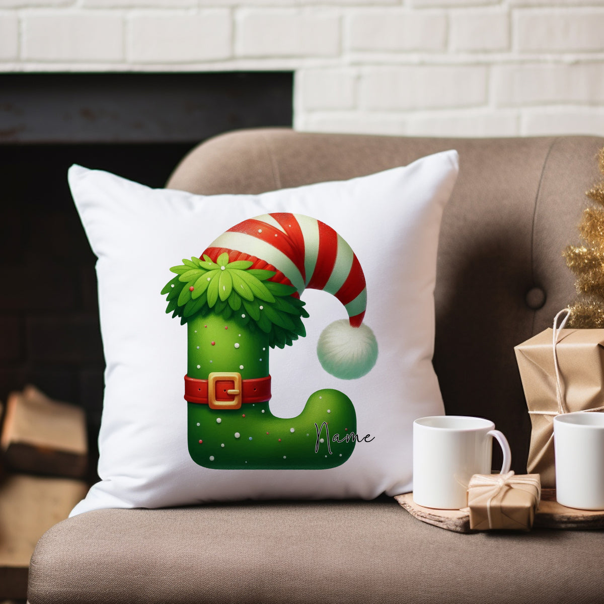 Grünes Kissen mit Weihnachtsmotiv und rotem Hut.