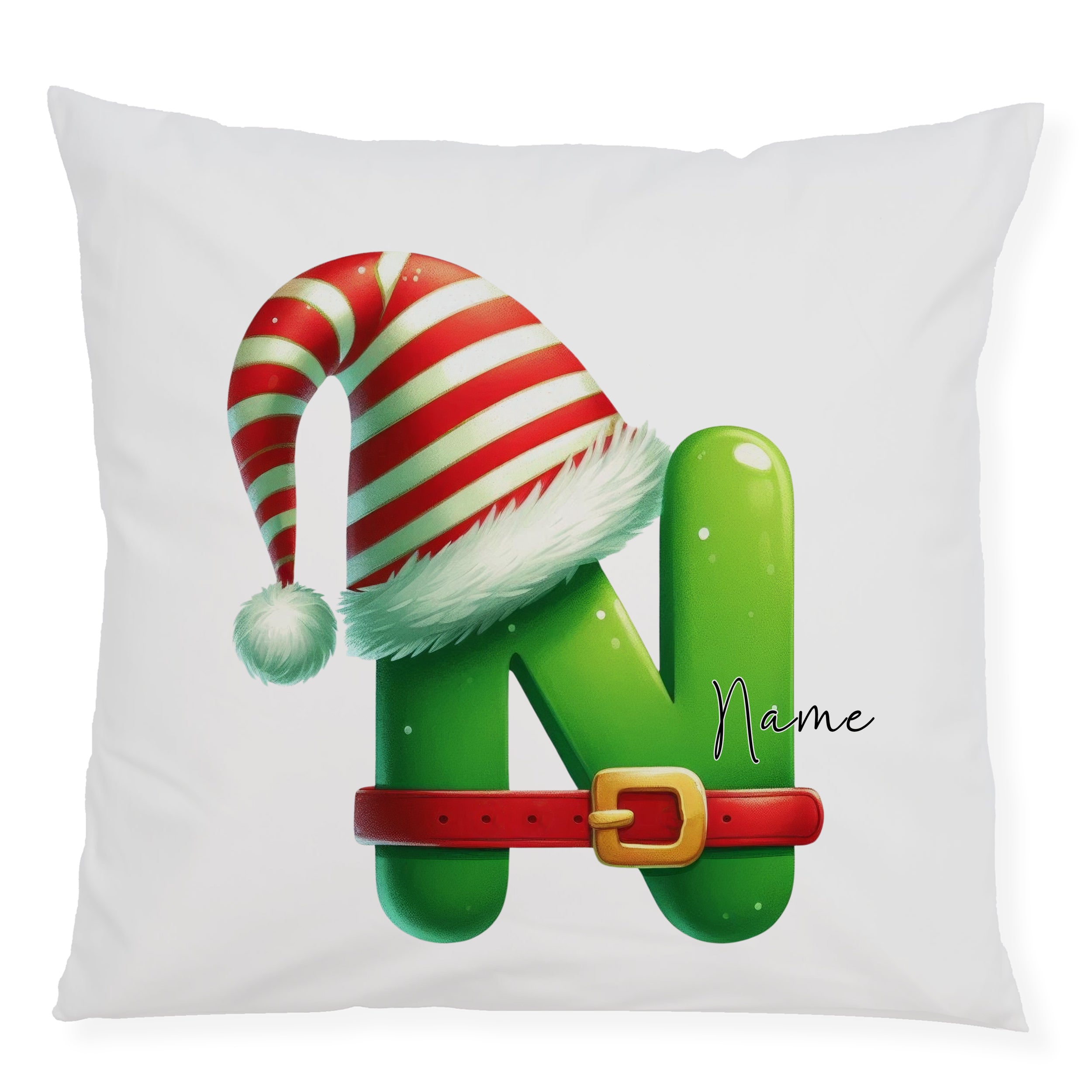 Grünes Kissen mit Weihnachtsmütze und personalisiertem Namen.