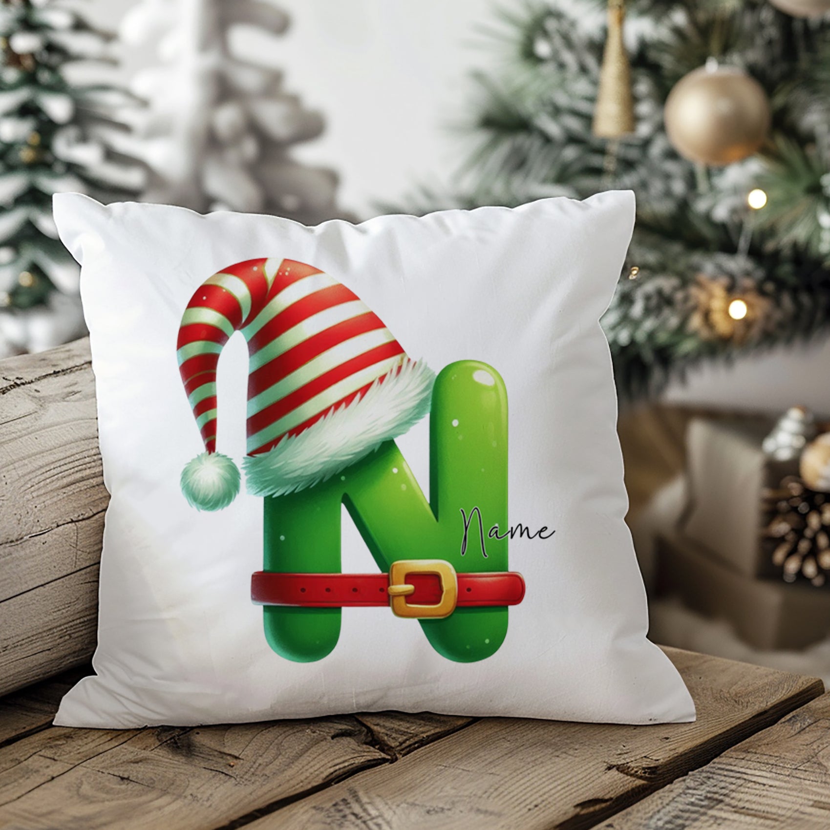 Grüner Kissenbezug mit Weihnachtsmütze und personalisierbarem Namen.