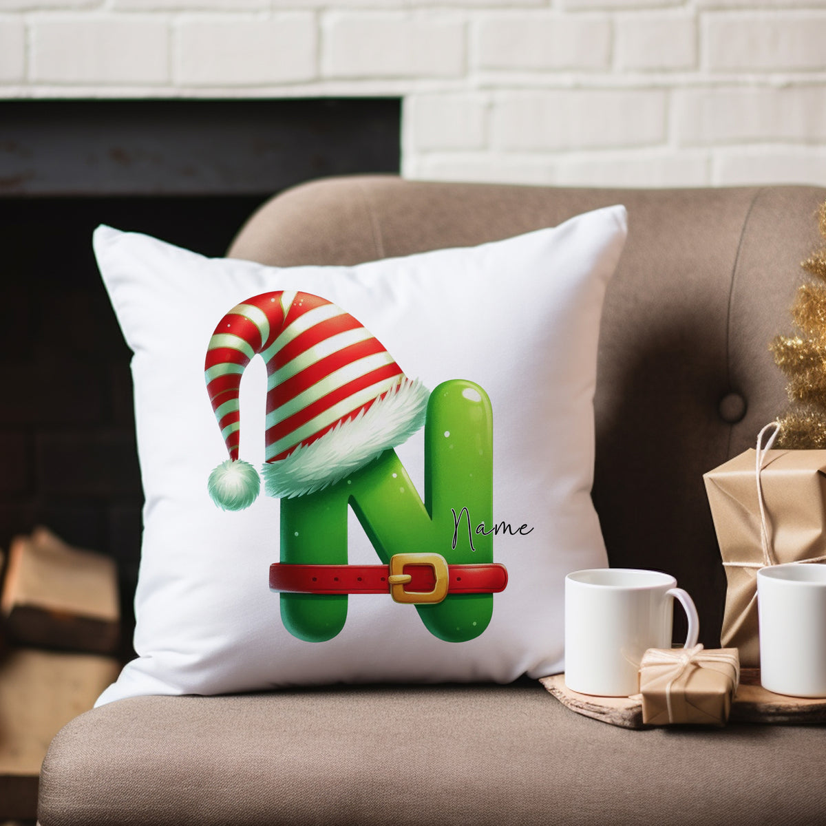 Grünes Kissen mit Weihnachtsmütze und personalisiertem Namen.